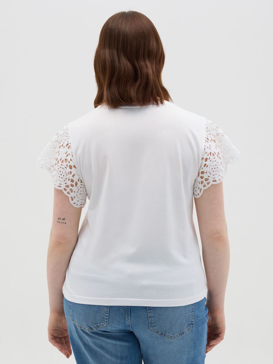 Curvy white T-shirt with crochet sleeves_2