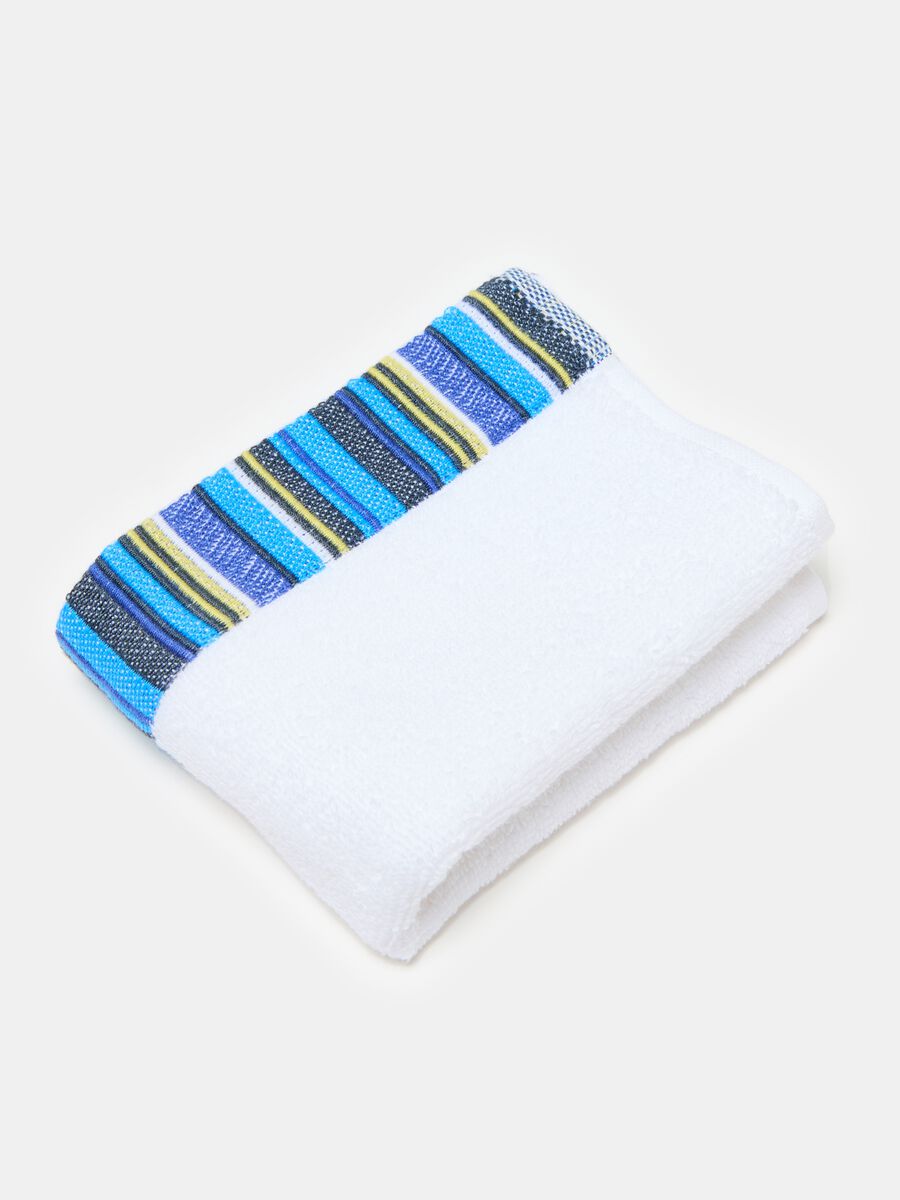 Solid colour guest towel with contrasting striped trim_1