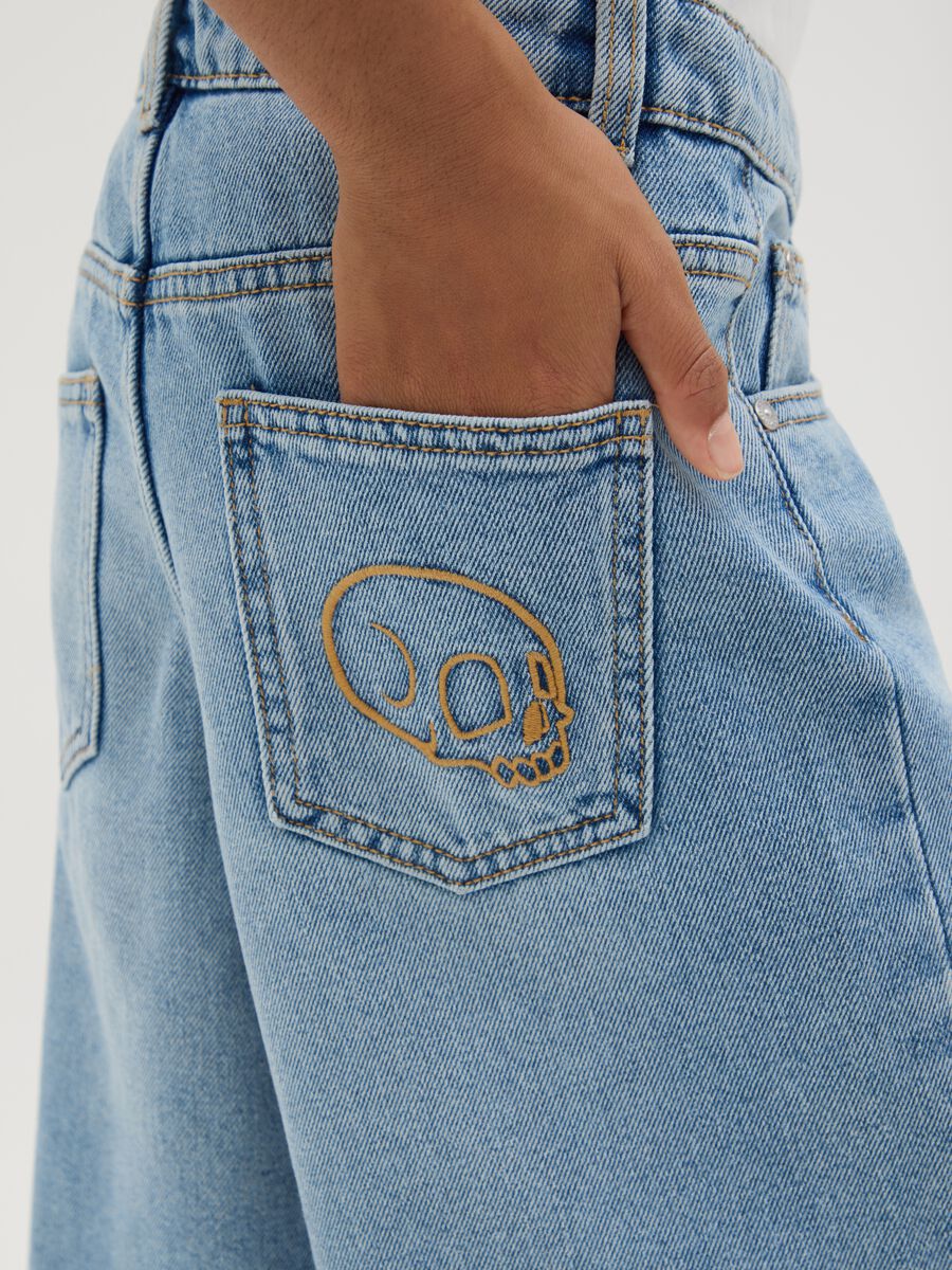 Shorts da ragazzo in denim baggy con bordi sfrangiati_2