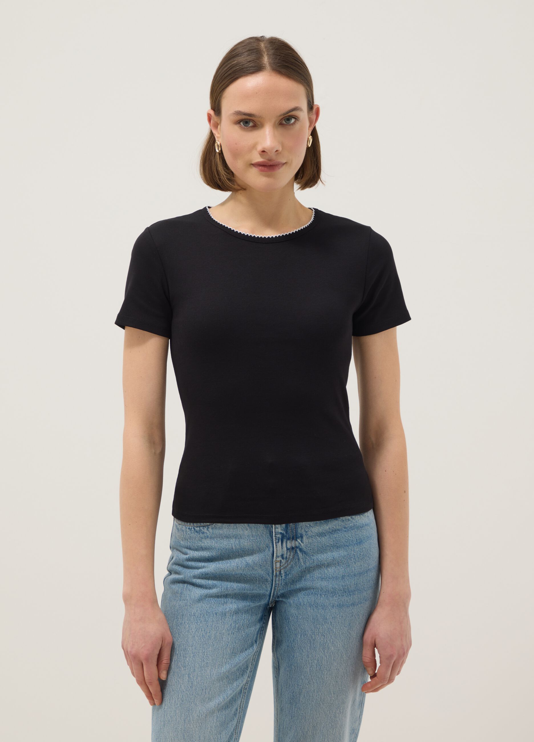 T-shirt in puro cotone nero regular fit con cucitura a contrasto