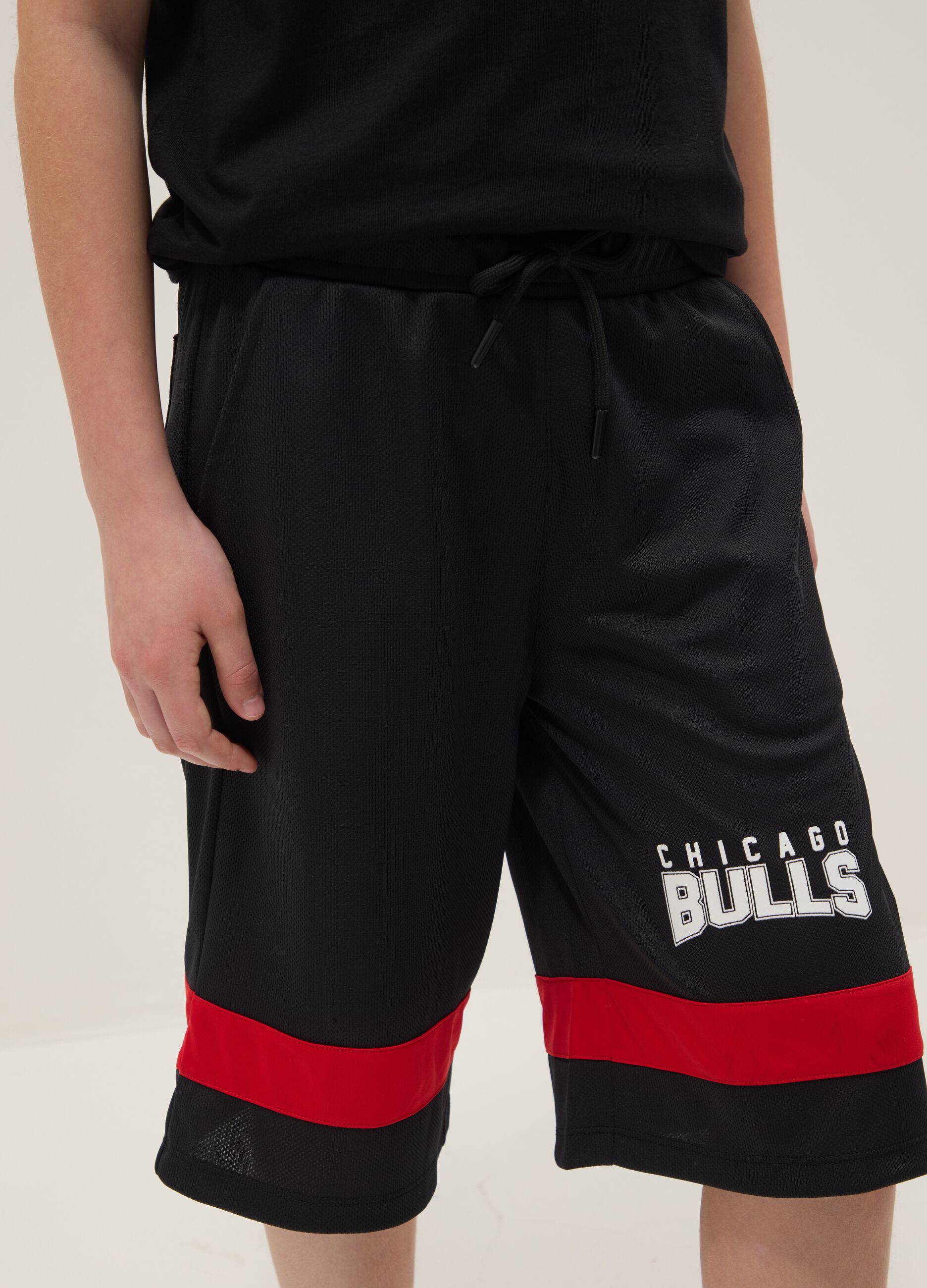 Kids' black and red regular fit shorts with Chicago Bulls logo