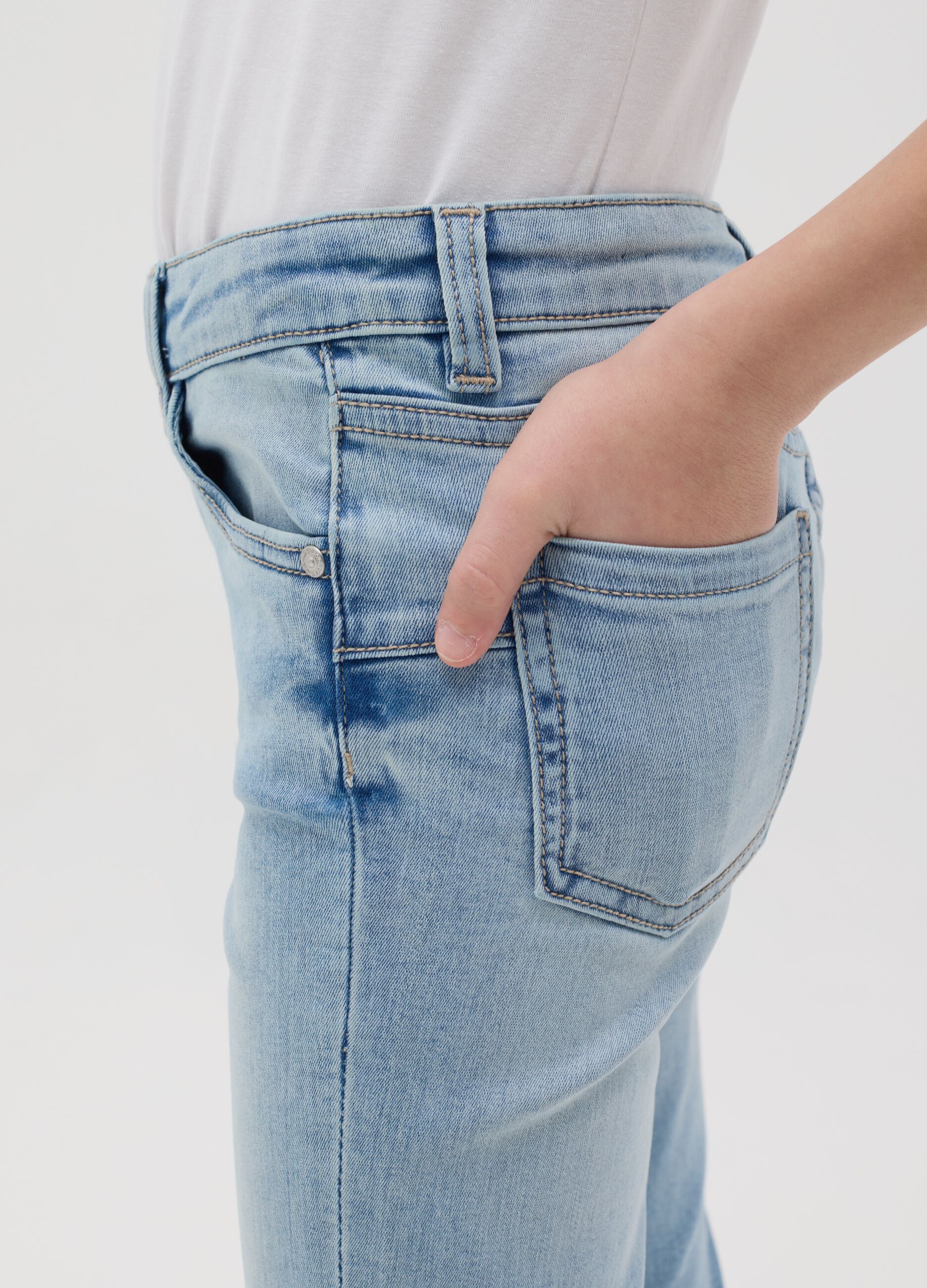 Jeans slim fit con abrasioni 