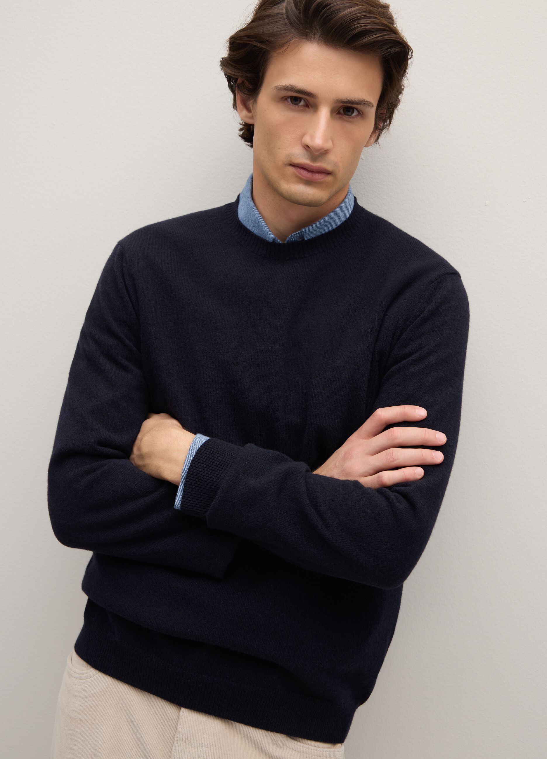 Blue pure lambswool sweater, regular fit with a round neck