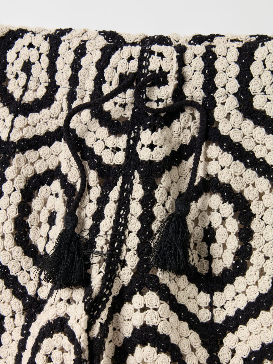 Crochet shorts with geometric motif_5