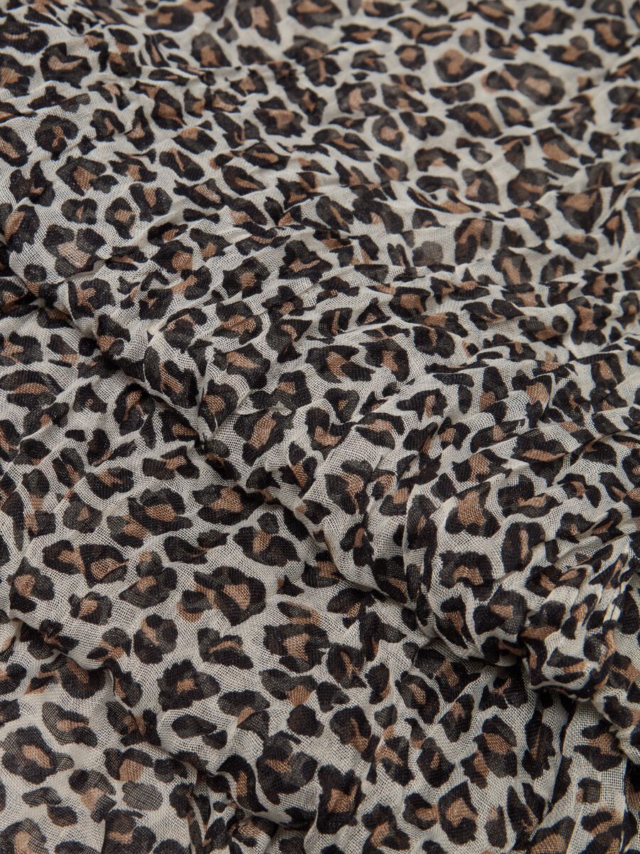 Crinkle-effect leopard scarf_1
