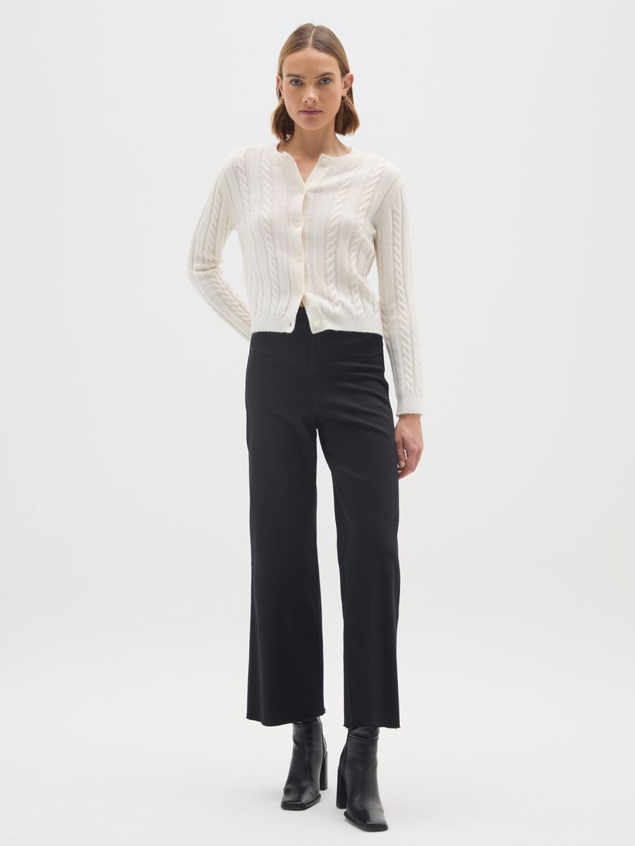Pantaloni neri a gamba larga in tessuto elasticizzato_0