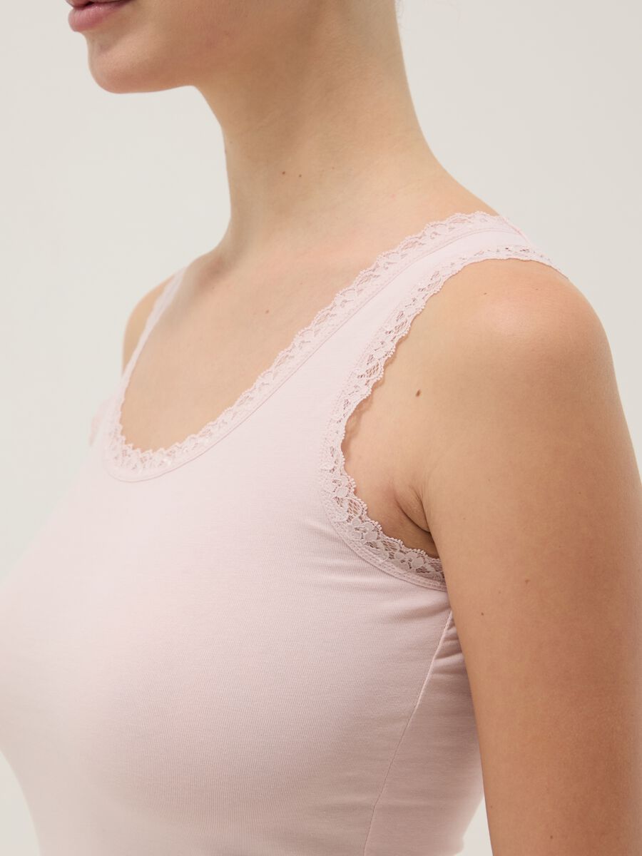 Canottiera in cotone elasticizzato rosa regular fit con bordo in pizzo_3