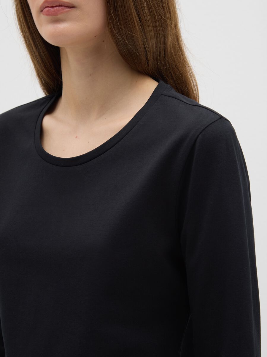 Maglia nera elasticizzata a maniche lunghe_3