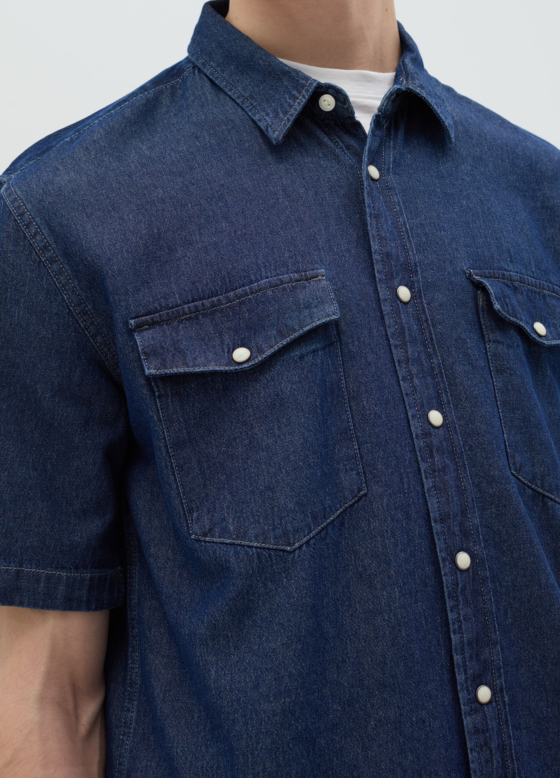 Short-sleeved shirt in denim with pockets