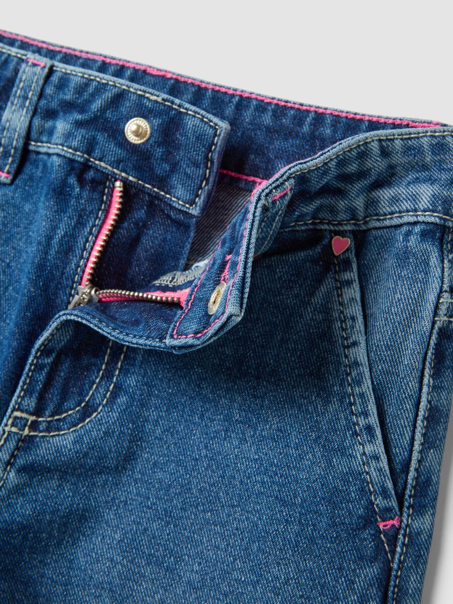 Jeans blu wide leg in puro cotone con stampa floreale per bambina_2