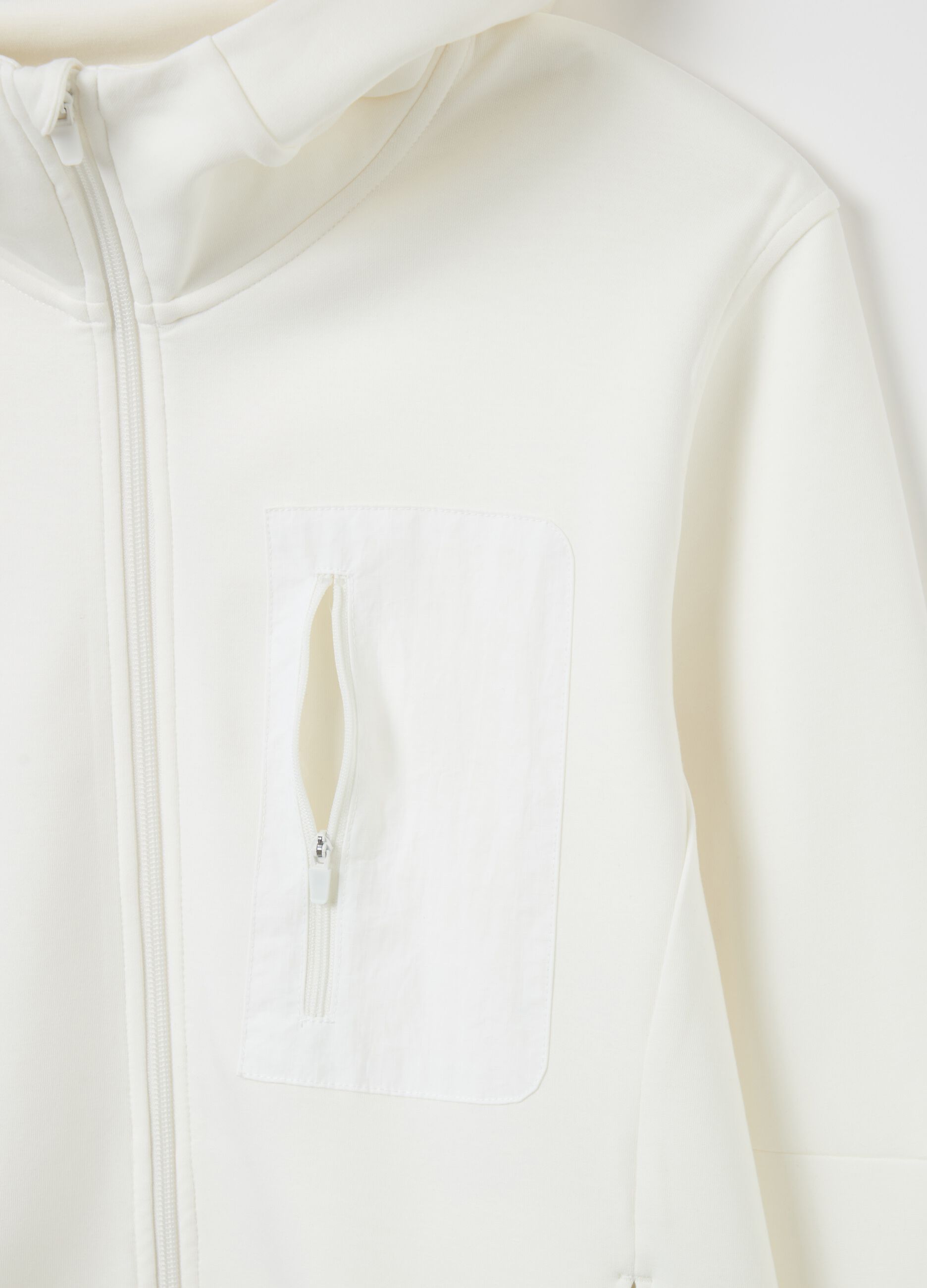 Full-zip in tessuto tecnico con cappuccio