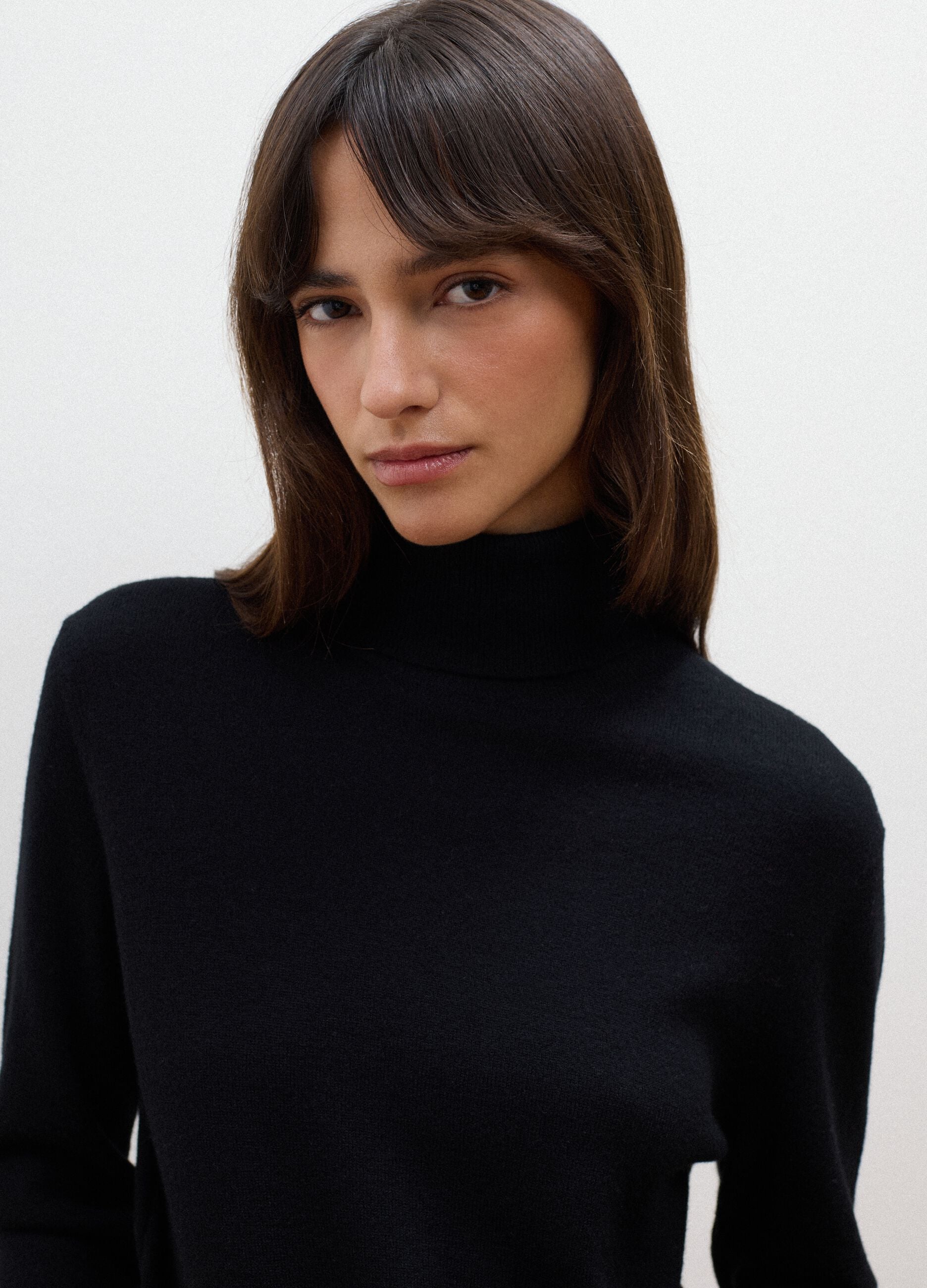 Maglia nera in pura lana con dolcevita regular fit