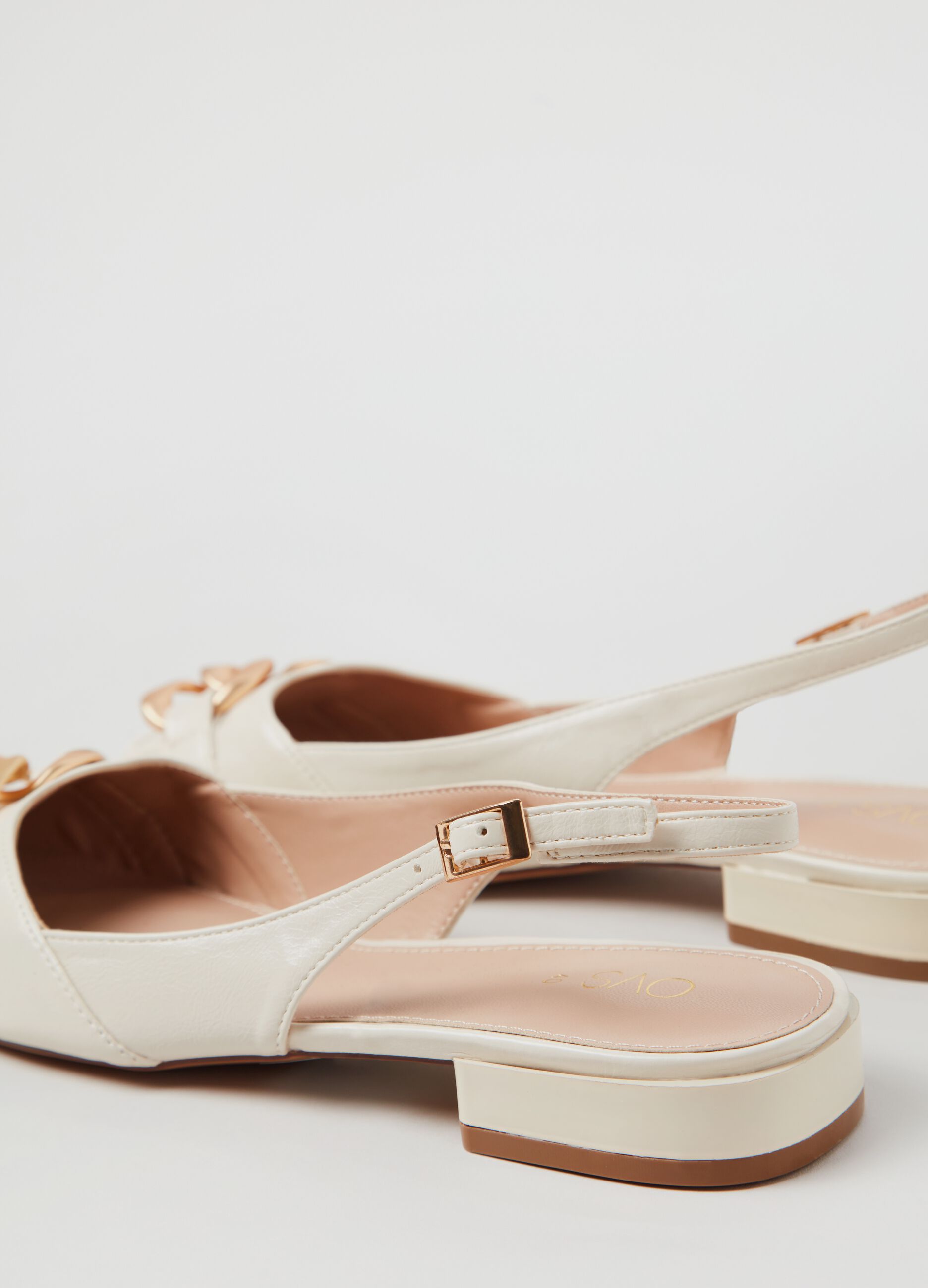 Sandali slingback con dettaglio catena_2