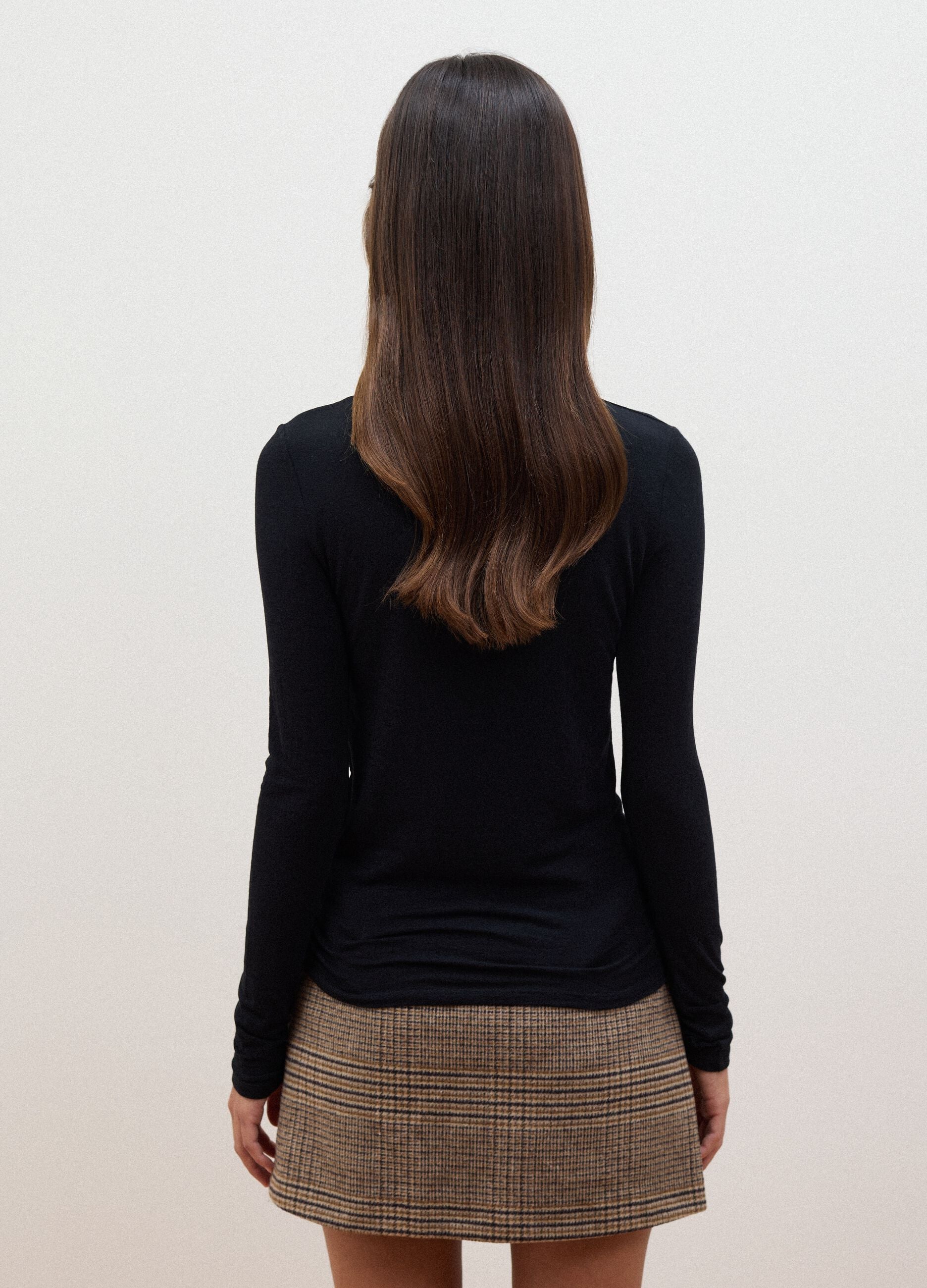T-shirt nera in modal e cashmere elasticizzato regular fit