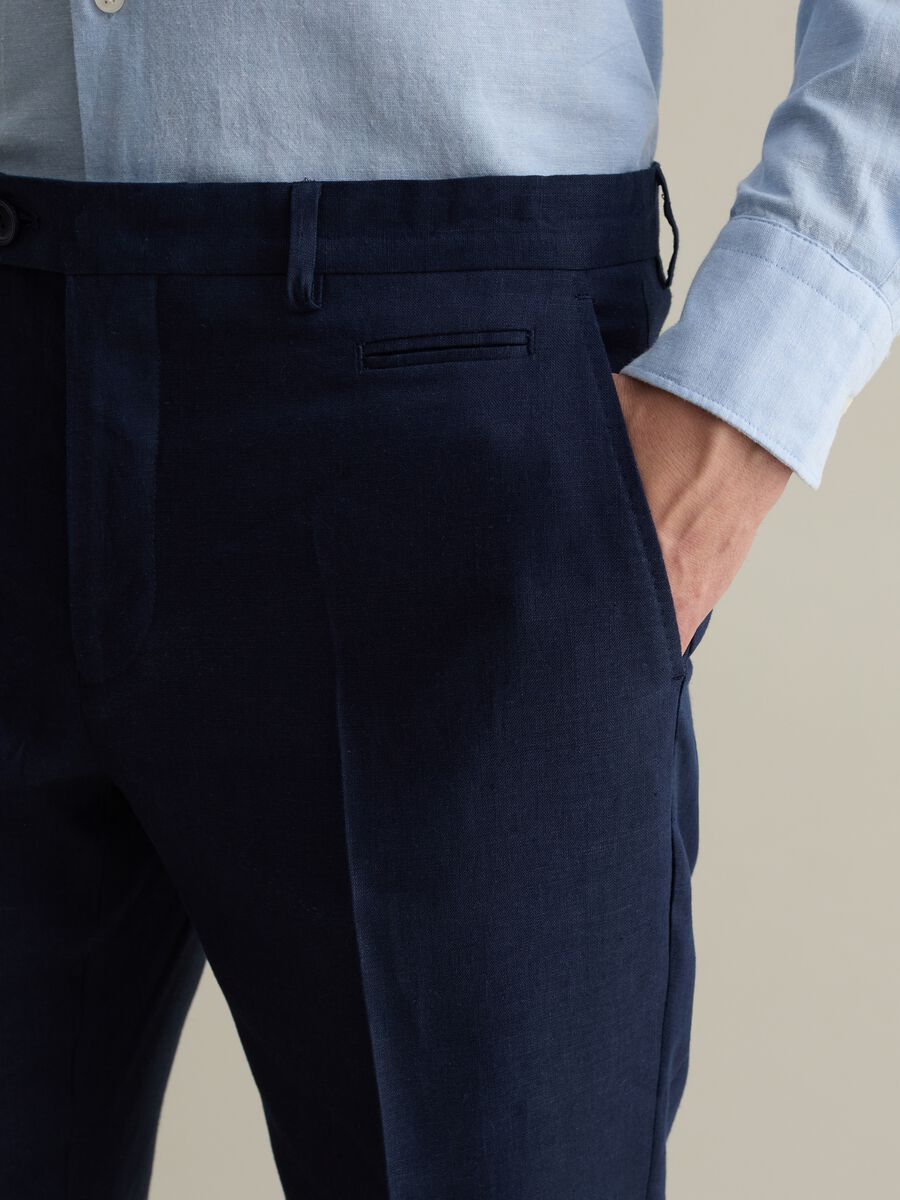 Contemporary slim-fit trousers in linen_2