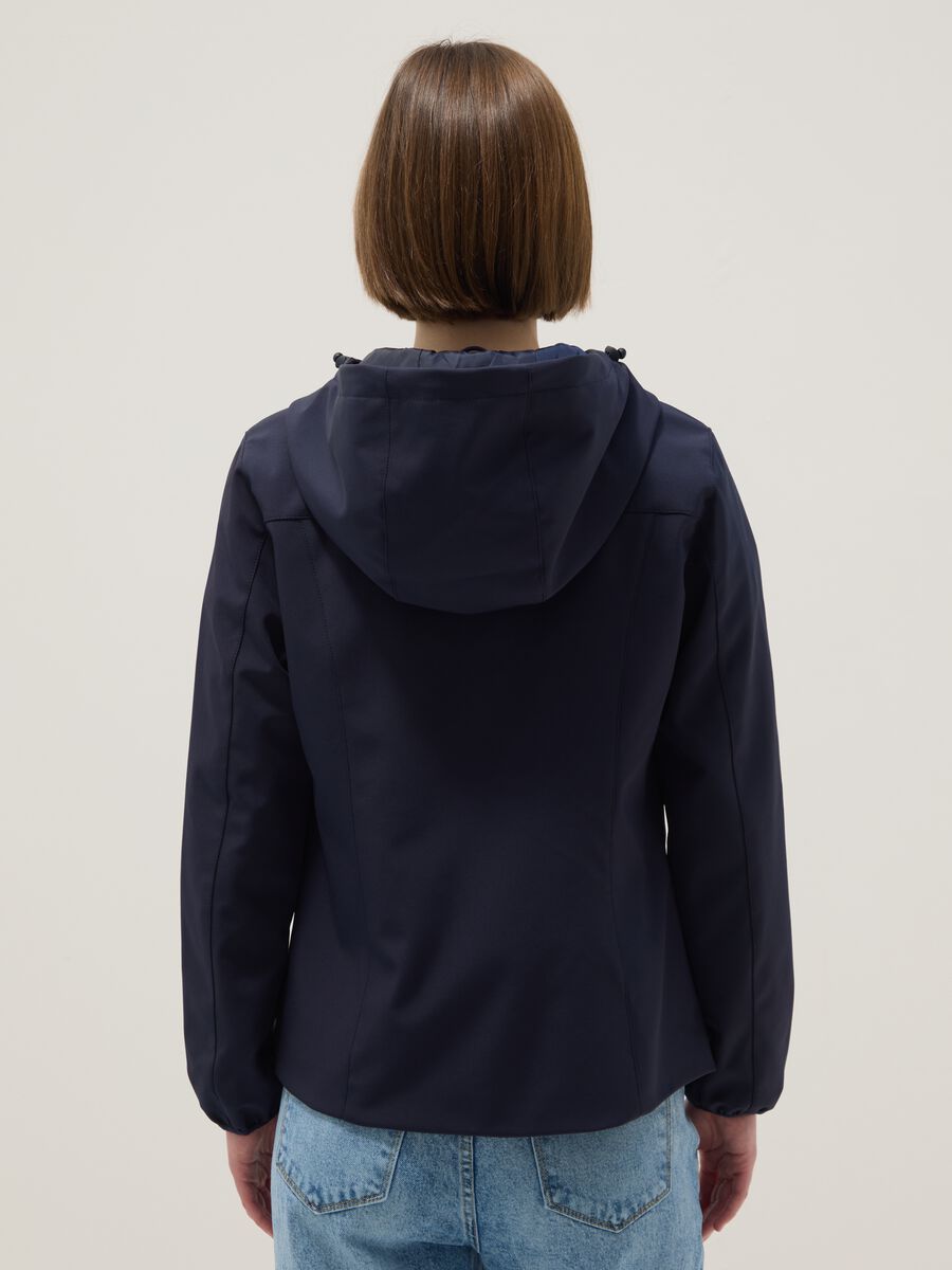 Giacca impermeabile blu regular fit con zip e cappuccio_3