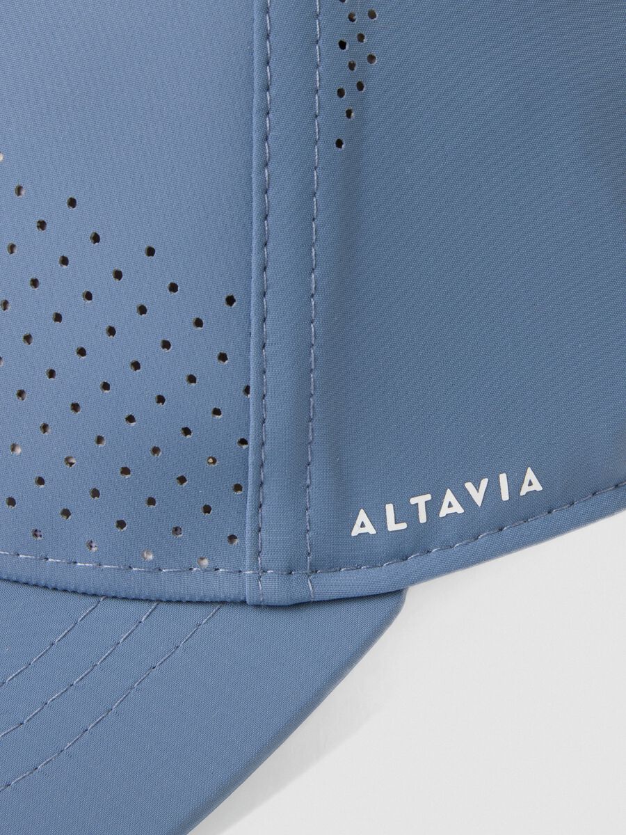 Cappellino sportivo azzurro in tessuto elasticizzato con visiera ALTAVIA COURT_1