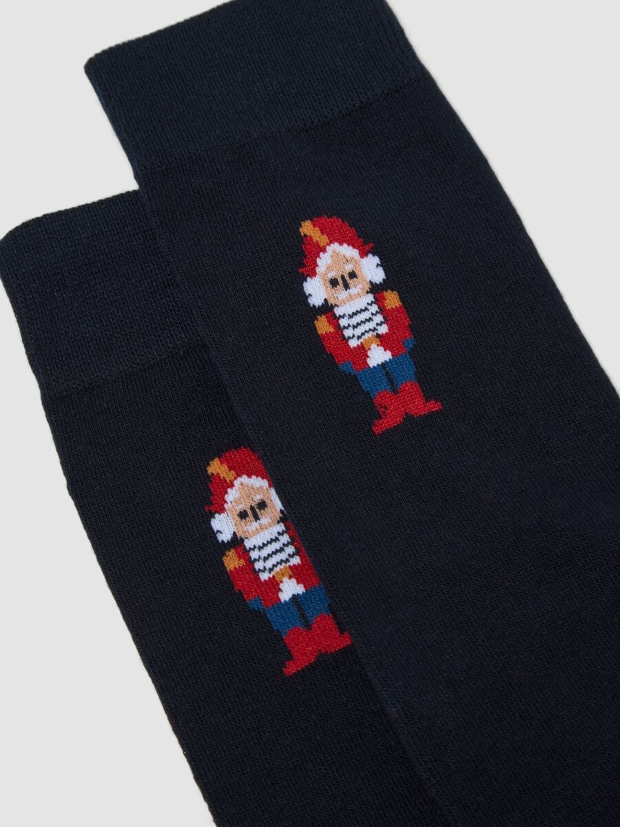 Calze lunghe blu in misto cotone elasticizzato con motivo natalizio_1