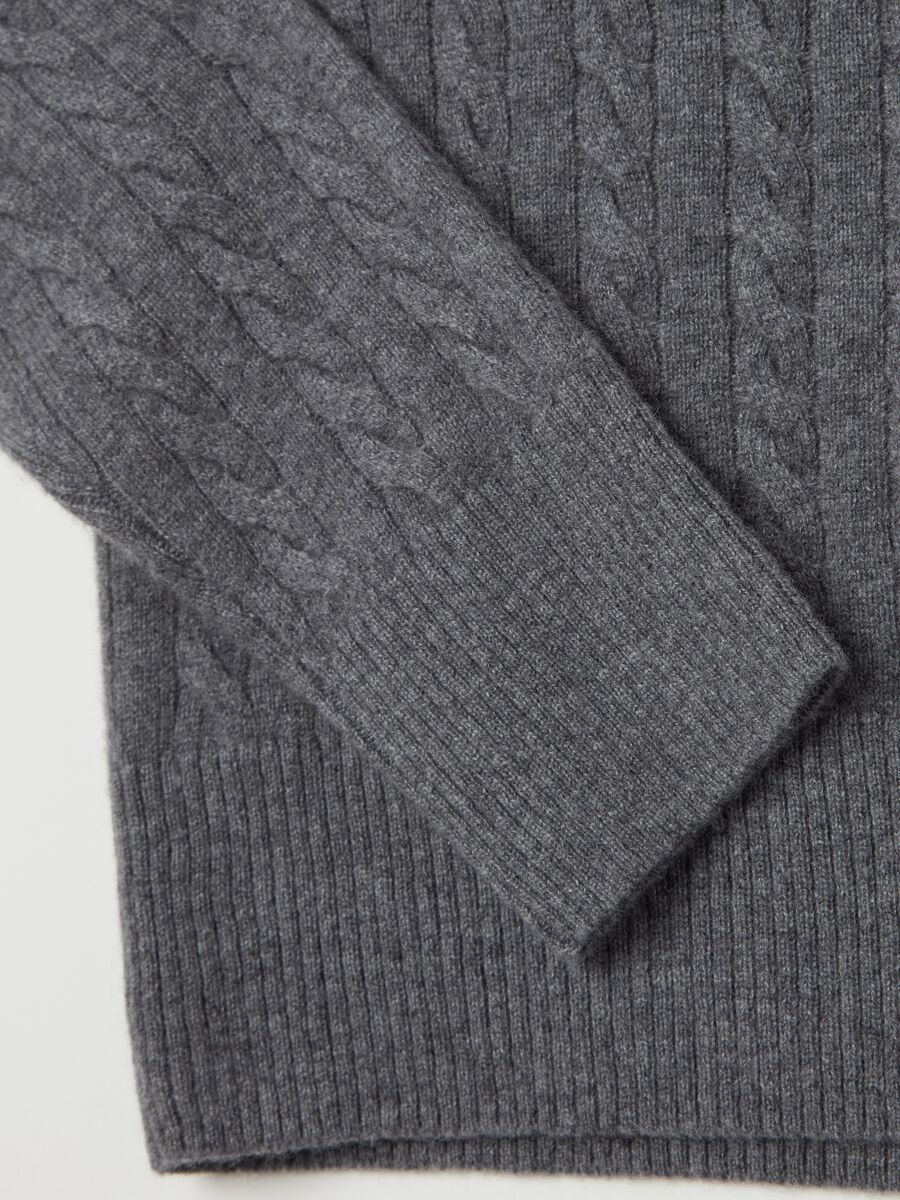 Cable-knit cashmere pullover with V neck_5