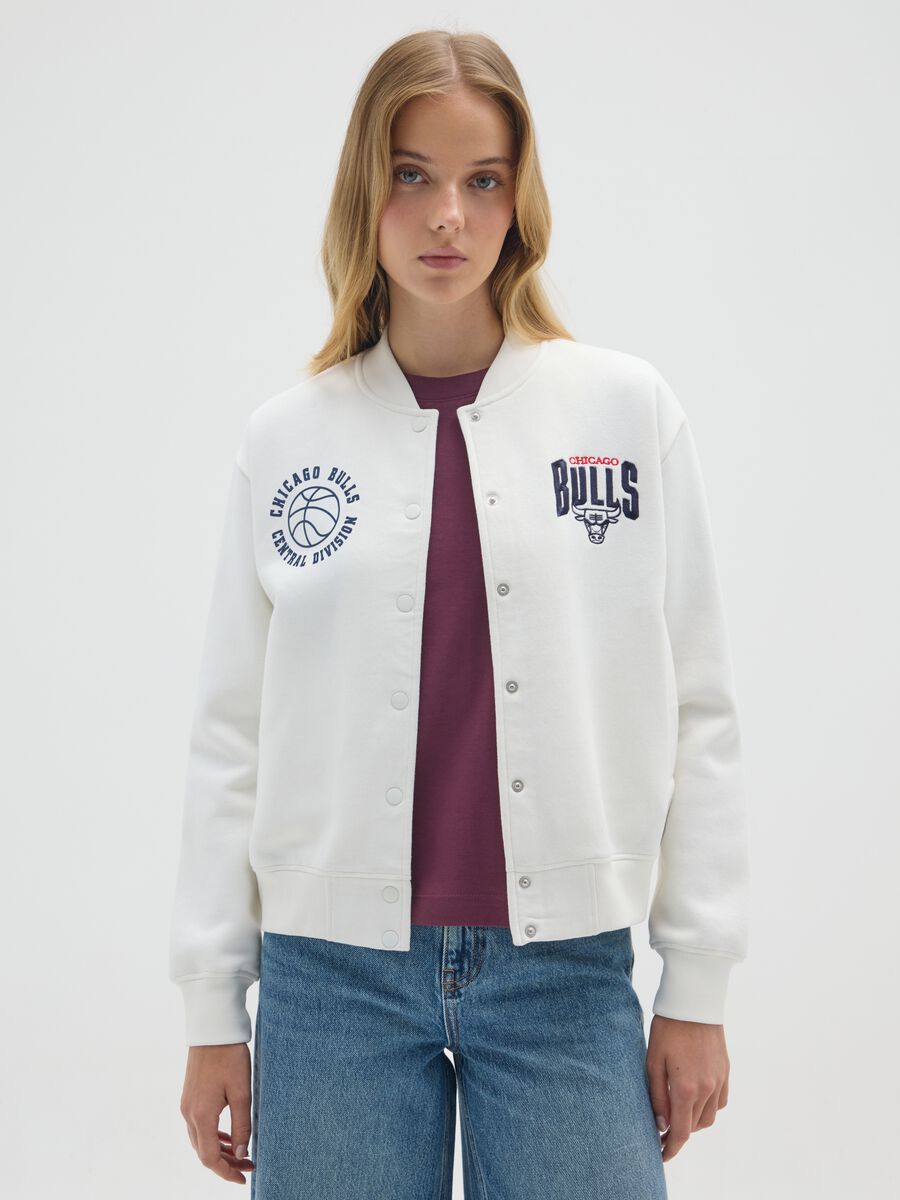 Felpa in misto cotone bianca oversize con stampa Chicago Bulls_0