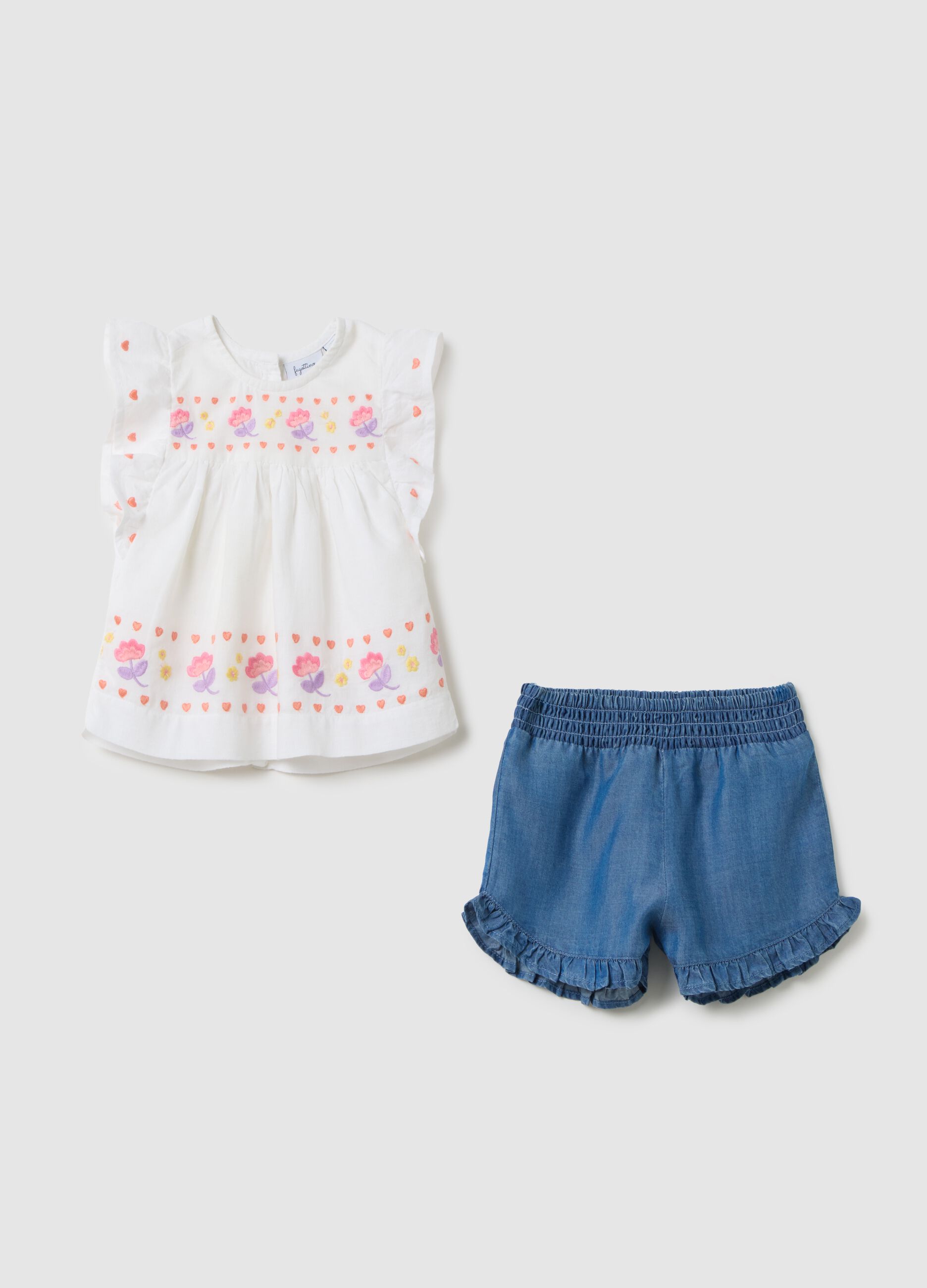 Completo da neonata con top in puro cotone bianco e shorts in denim