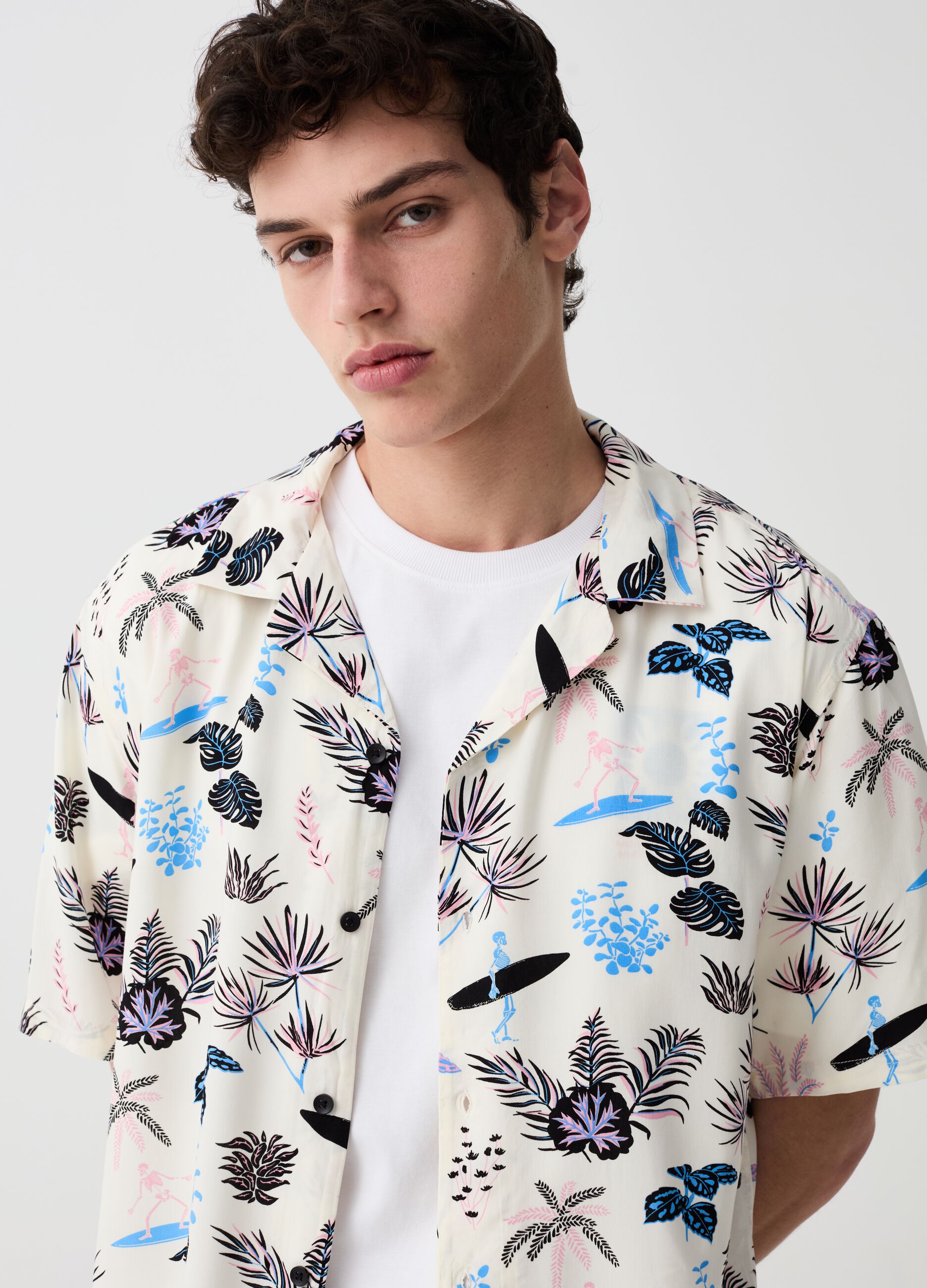 Short-sleeved shirt with foliage print