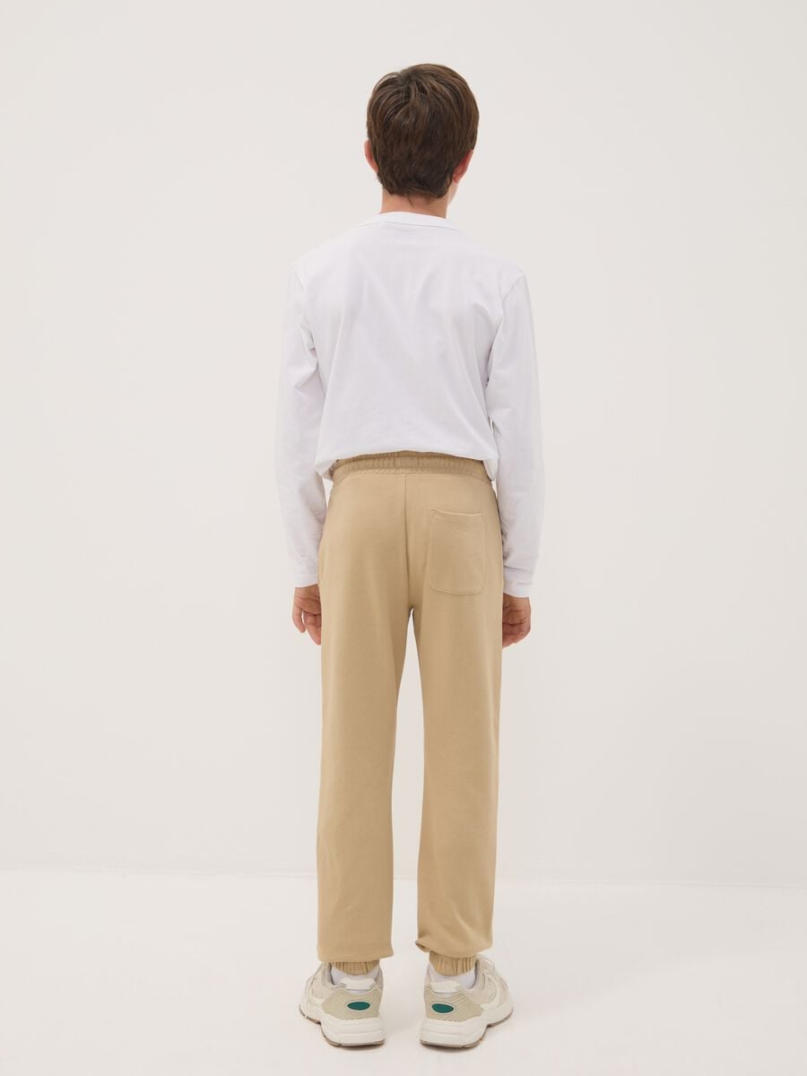 Pantaloni jogger marroni in puro cotone con stampa_1