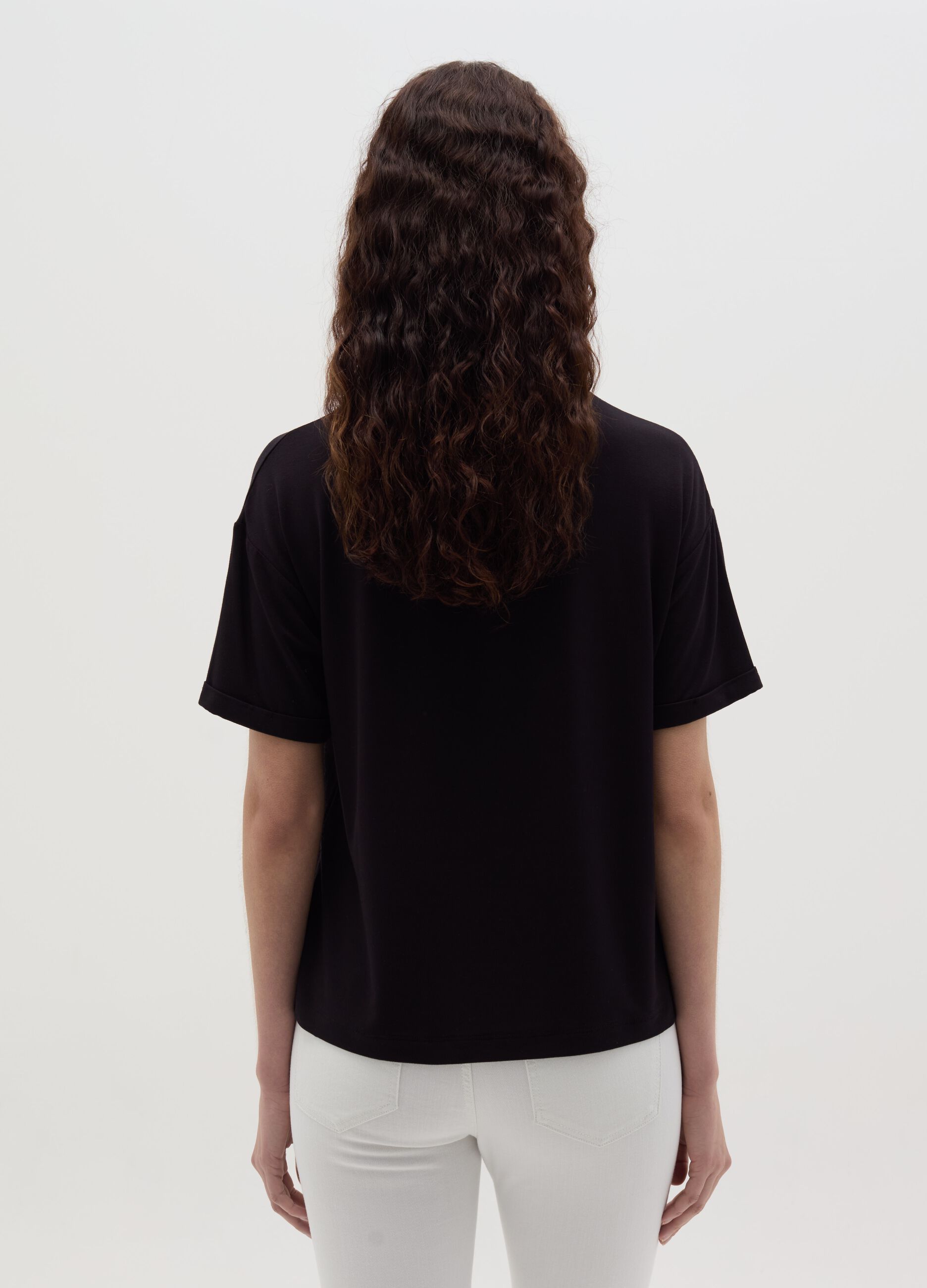 T-shirt nera con maniche a kimono