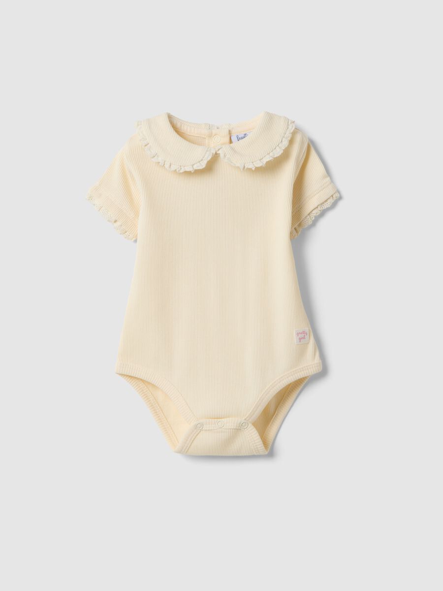 Body in puro cotone beige a righe da neonato con collo arricciato_0