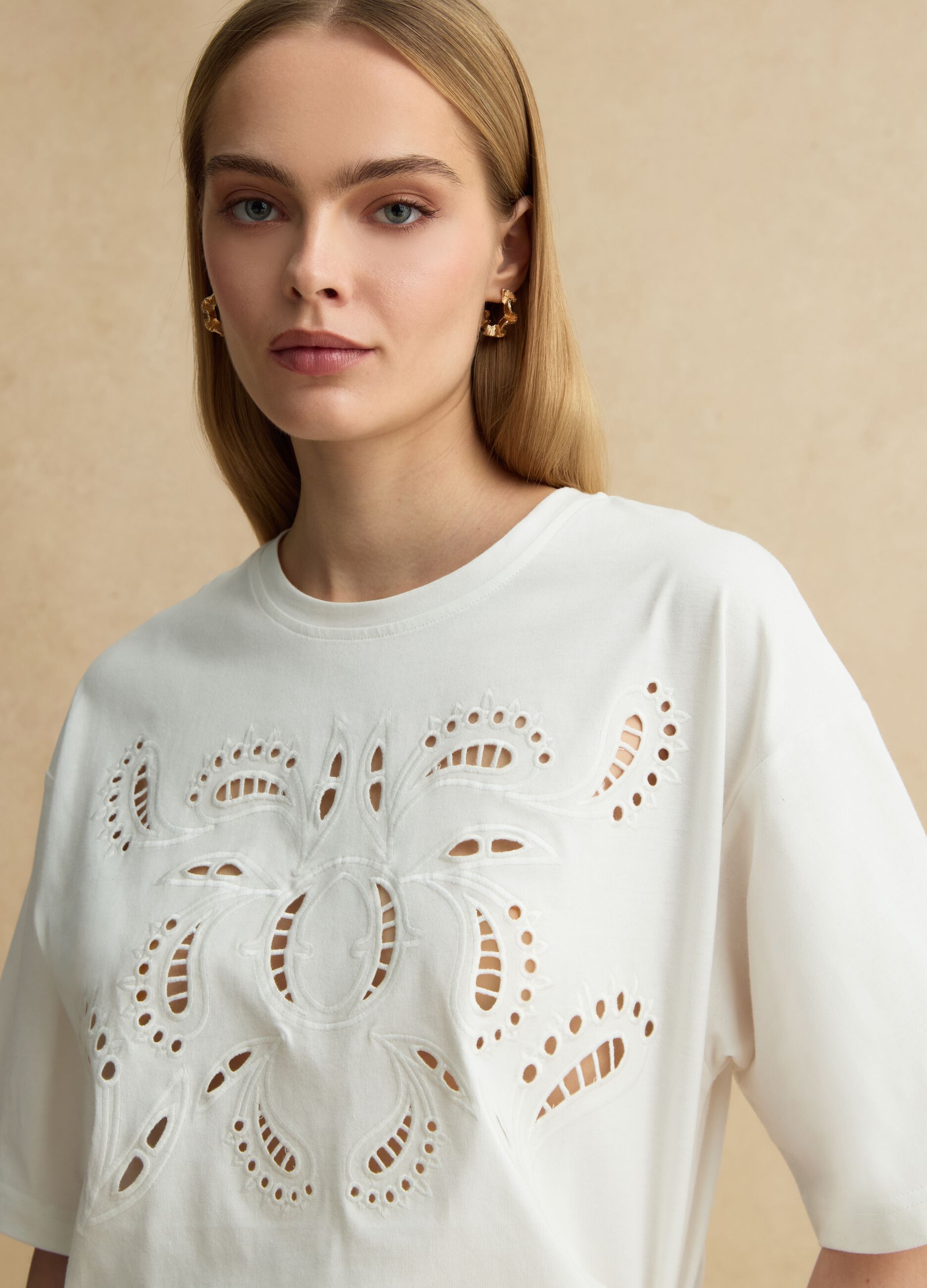 T-shirt in puro cotone bianco regular fit con ricamo traforato