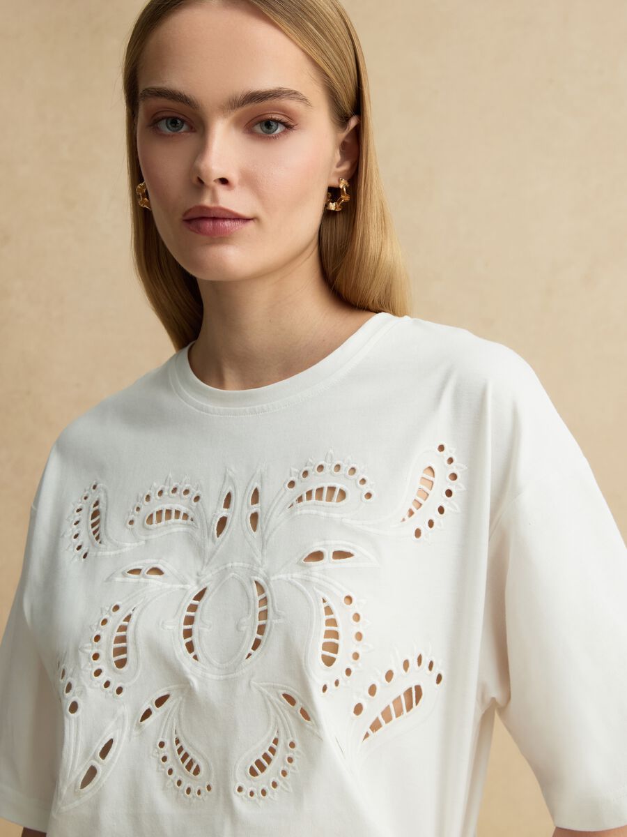 White pure cotton regular-fit T-shirt with broderie anglaise embroidery_2