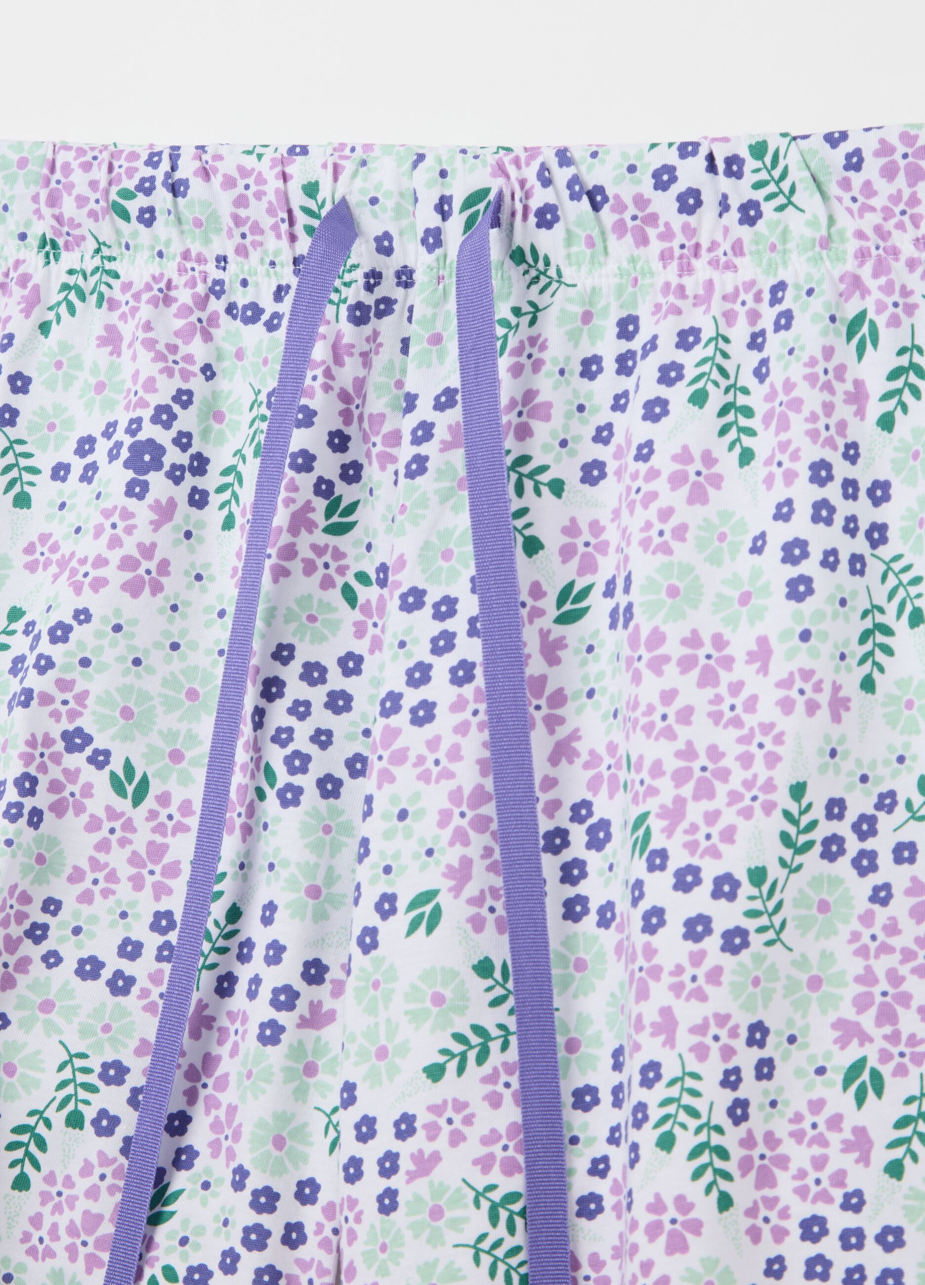 Short white pyjama trousers with drawstring and small flowers print
