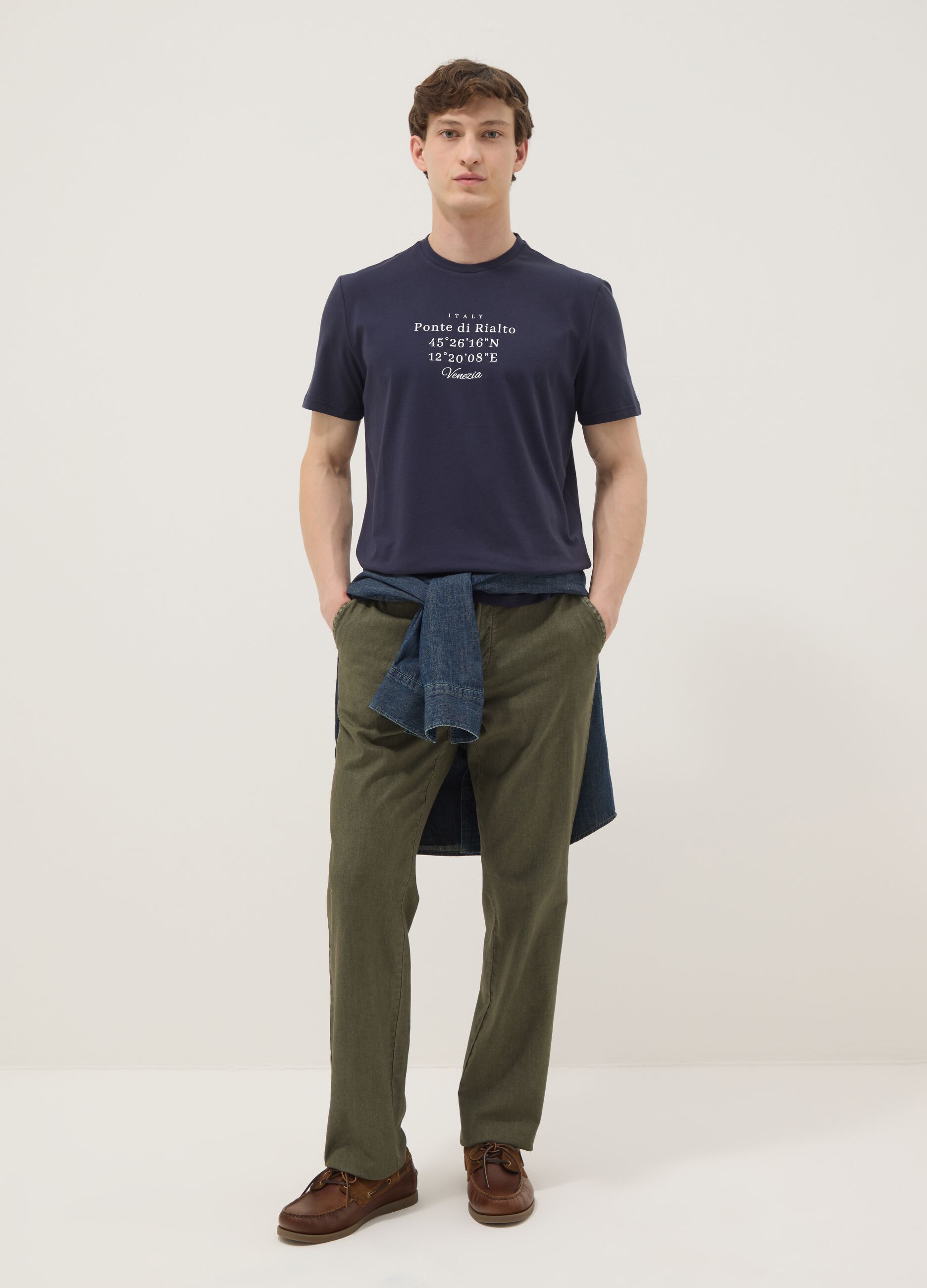 T-shirt blu in puro cotone con stampa frontale regular fit