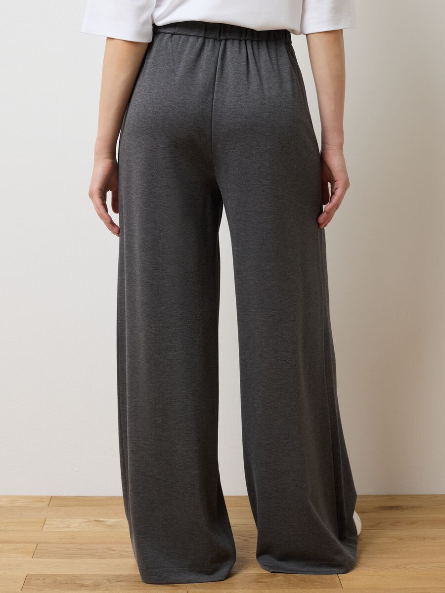 Pantaloni grigi a palazzo_2