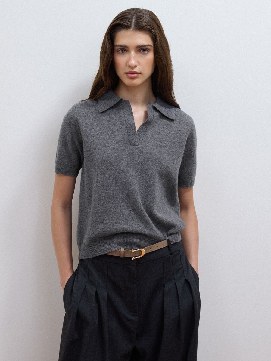 Maglia grigia in pura lana con colletto polo over fit_1