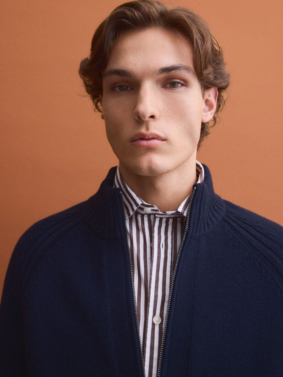 Cardigan blu con colletto in misto cotone_2