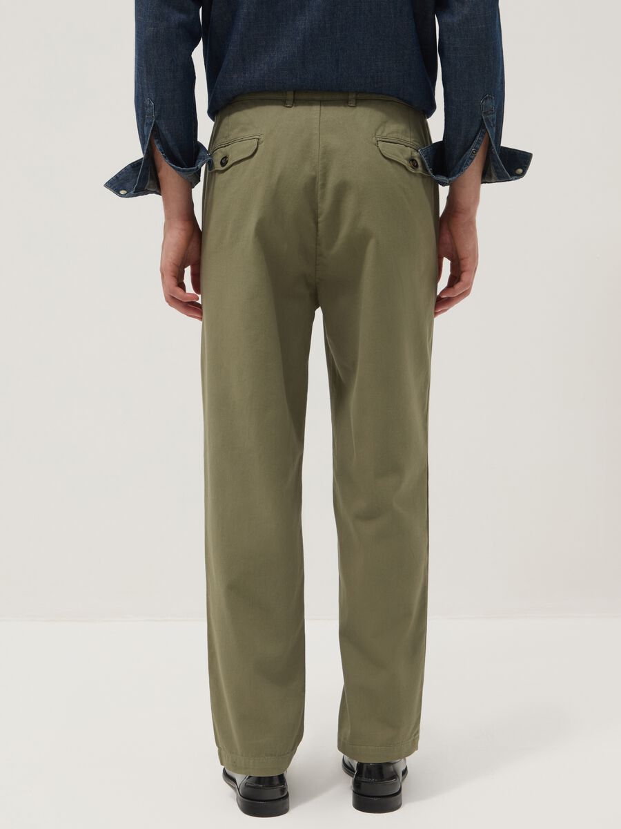 Green pure cotton carrot-fit chino trousers_2