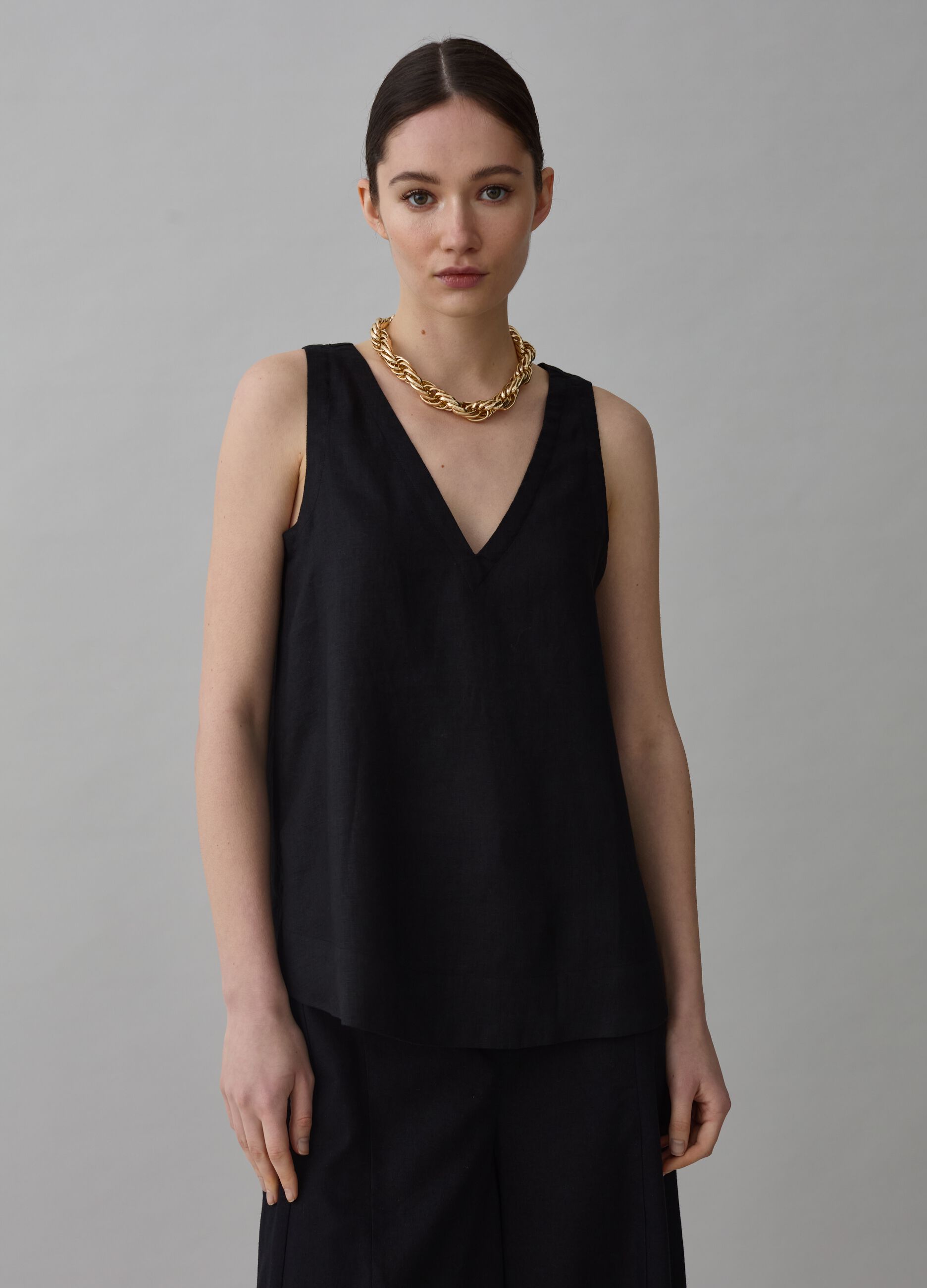 Blusa smanicata in lino scollo a V