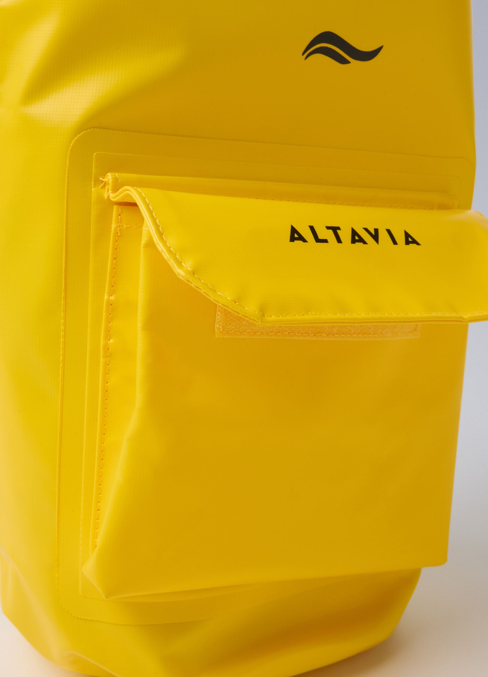 Zaino giallo impermeabile con tasca frontale