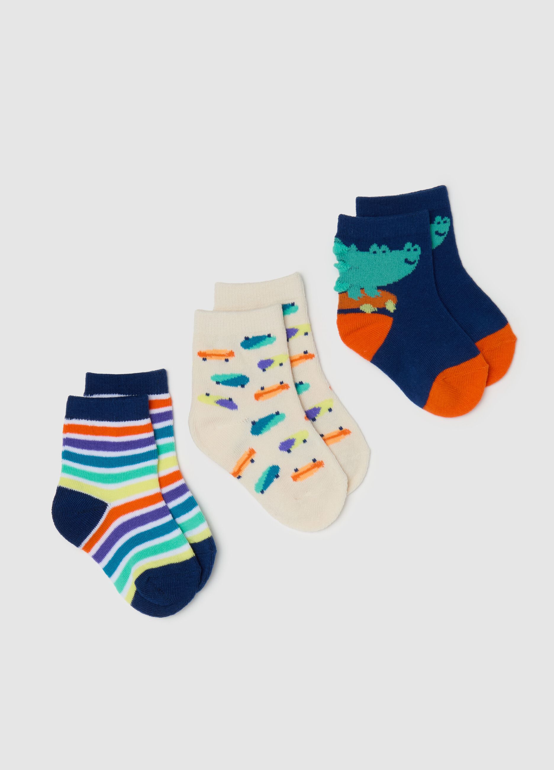 Three-pair pack sock with crocodile skater design