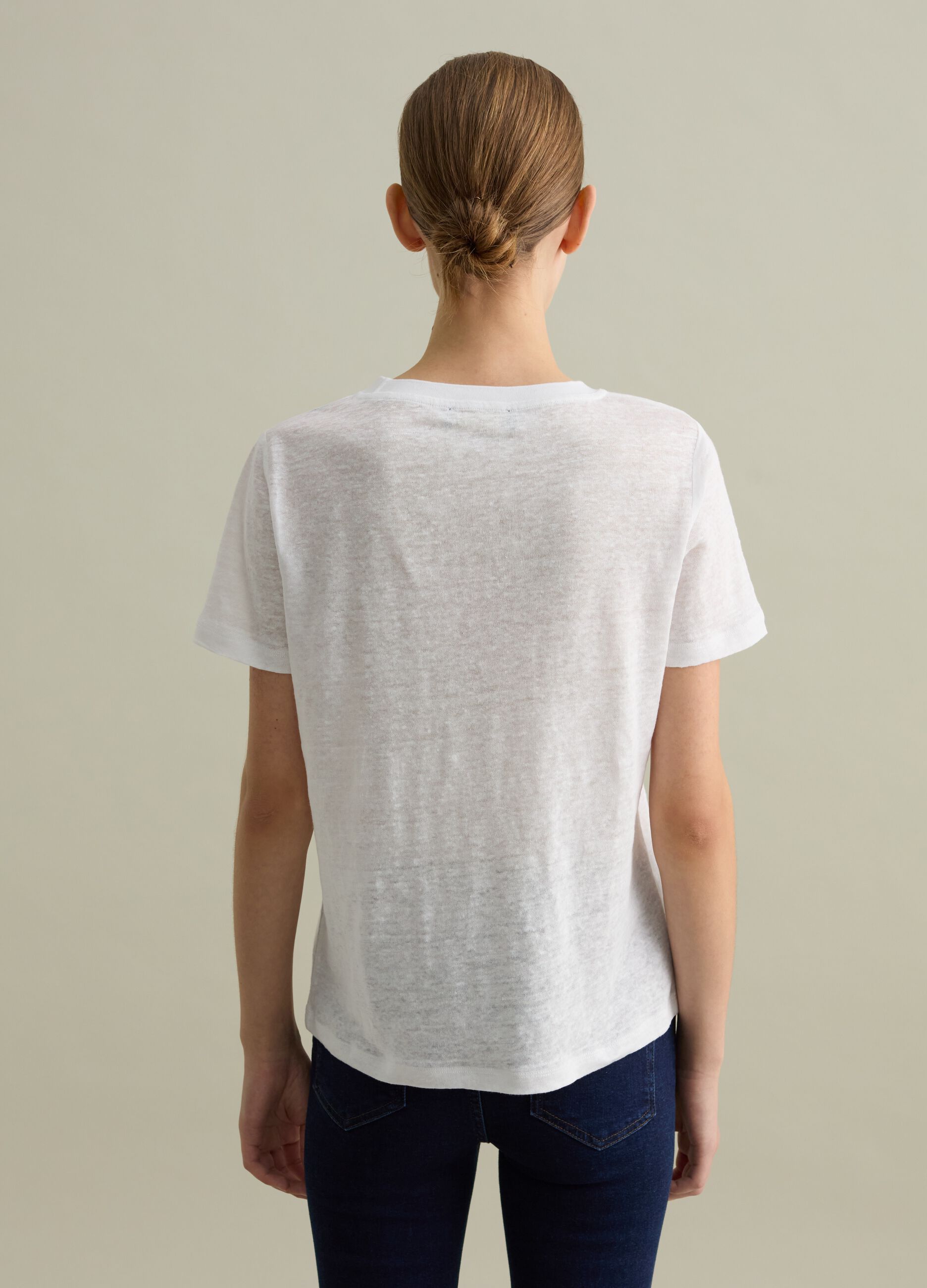 Short-sleeved T-shirt in white linen