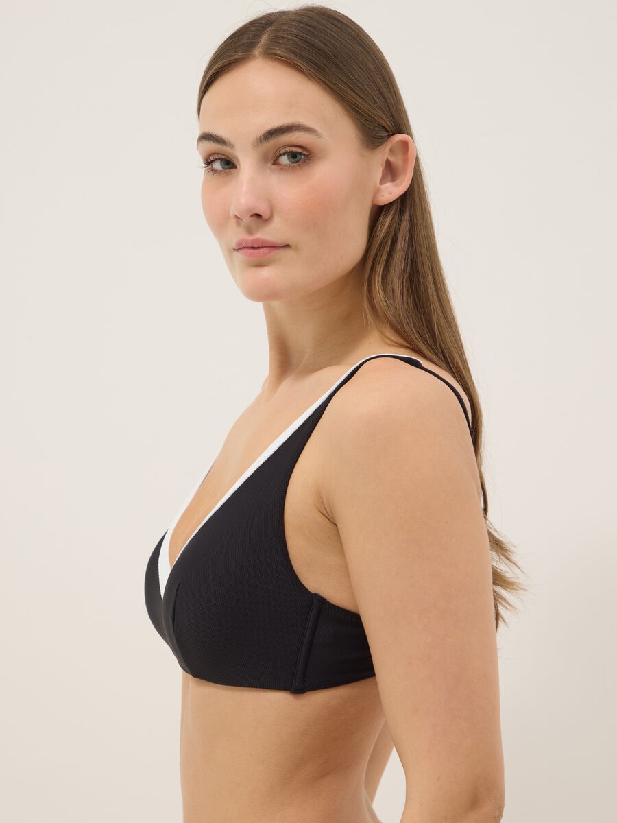 Top bikini in tessuto elasticizzato nero e bianco con scollo a V_0