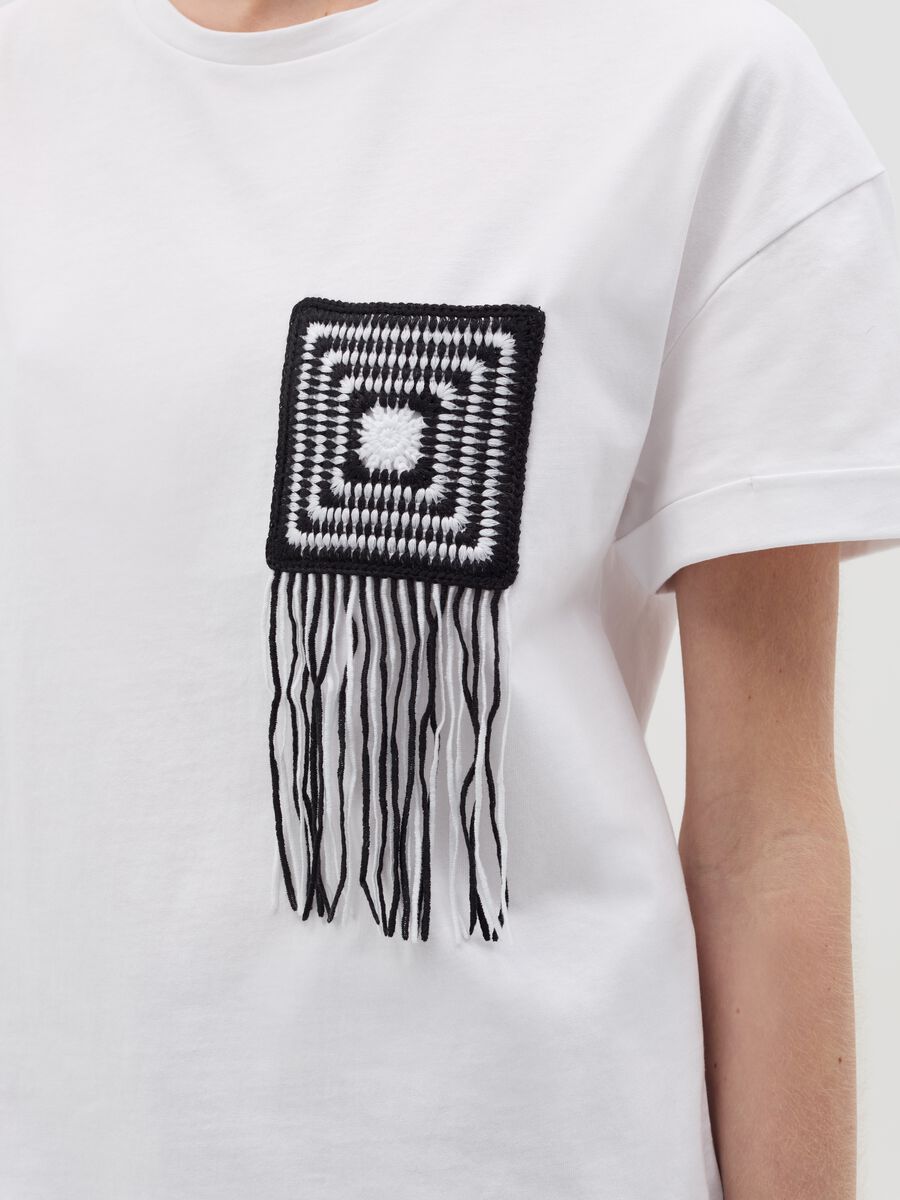 White T-shirt with crochet detail_2