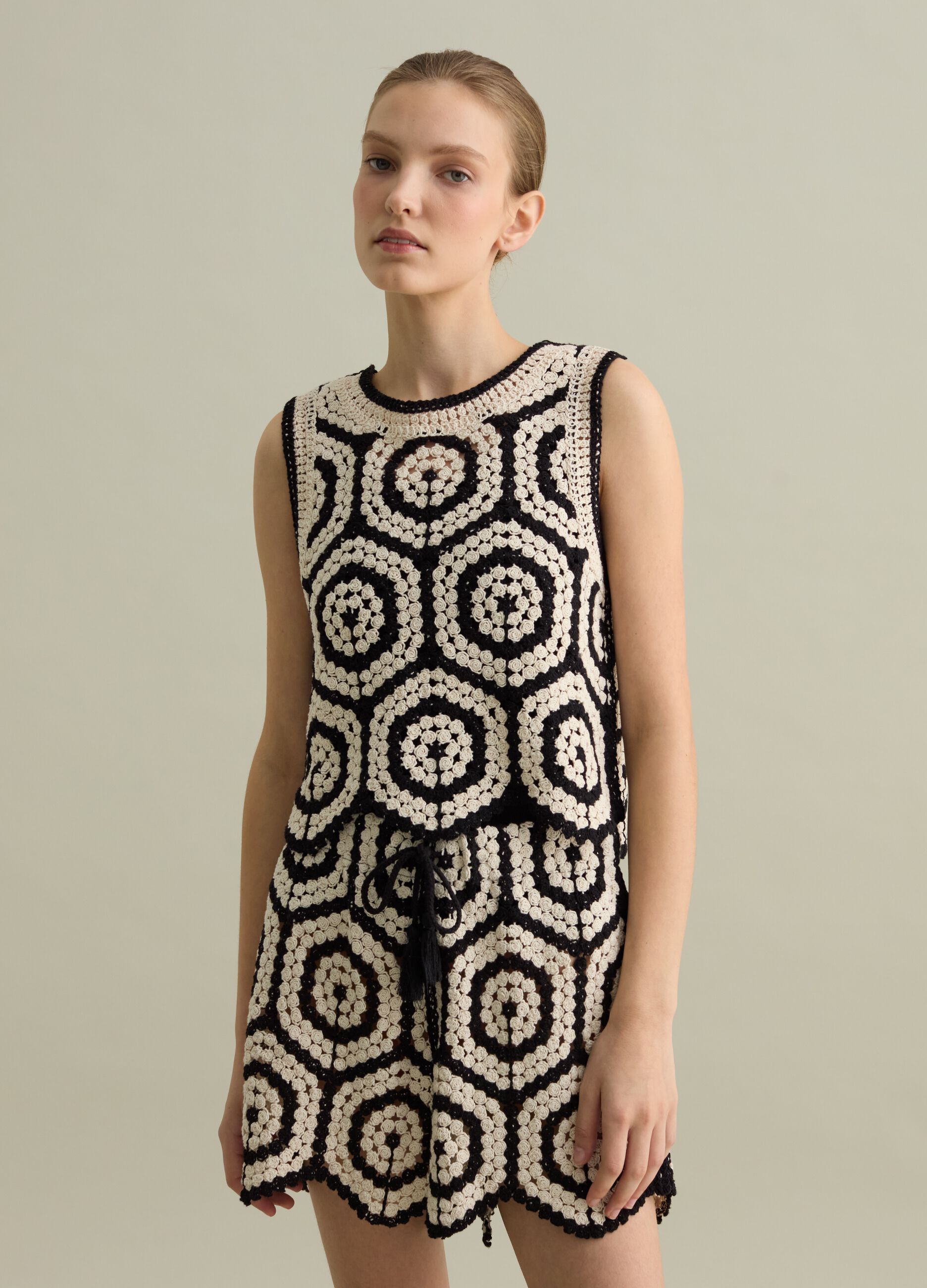 Tank top crochet con motivo geometrico