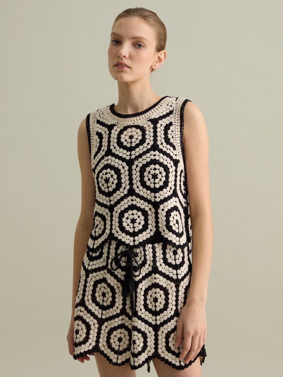 Crochet tank top with geometric motif_0