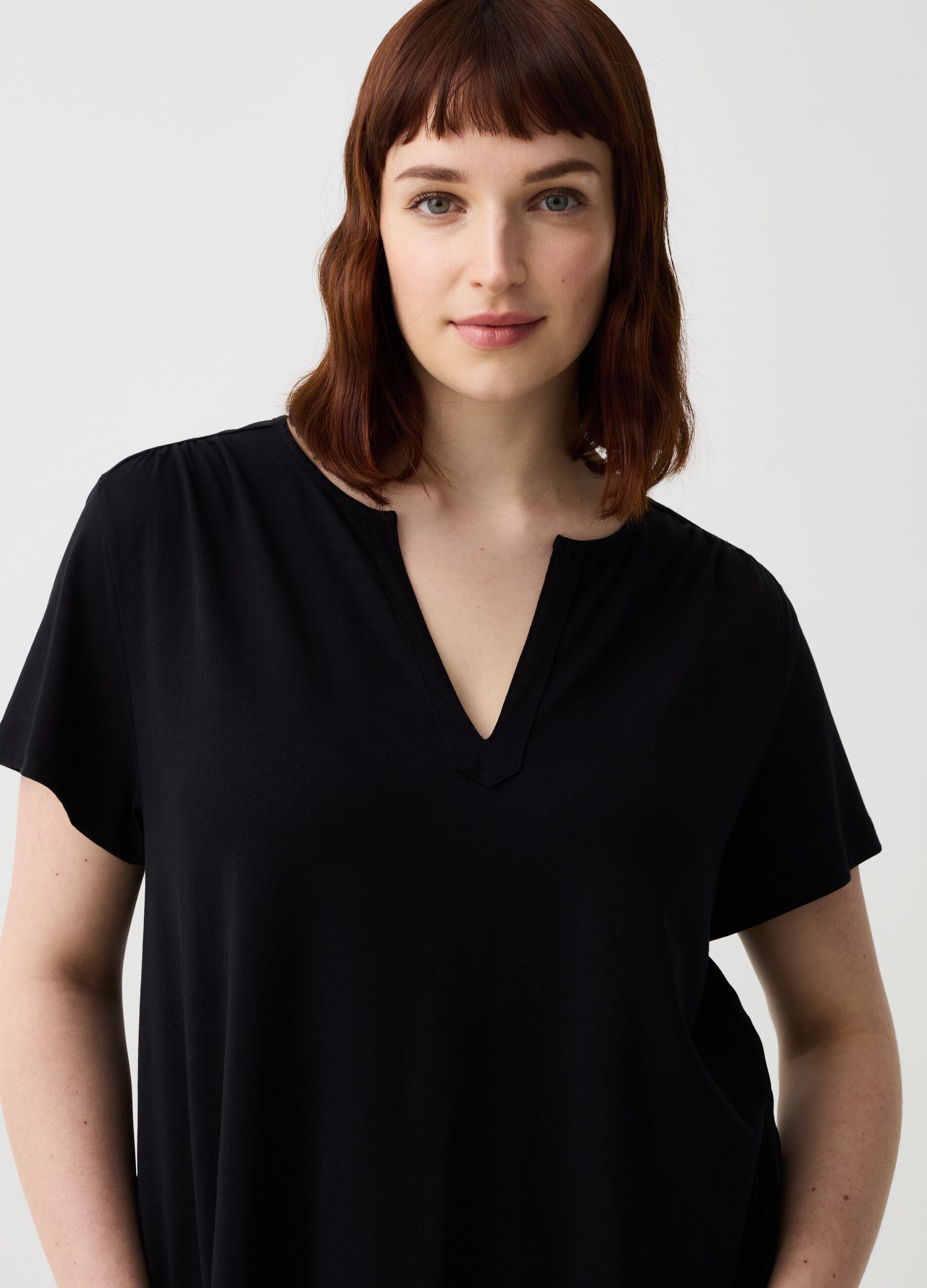 Abito Essential corto con scollo a V Curvy