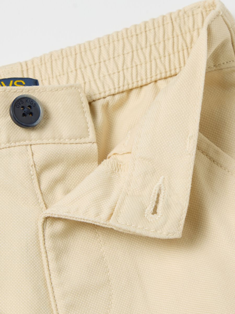 Chino trousers with pockets_2