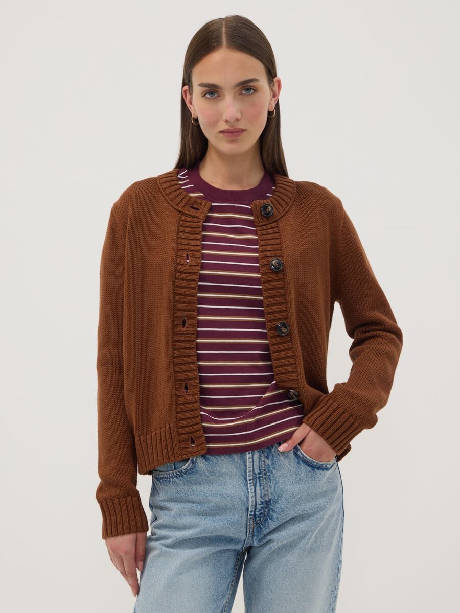 Cardigan marrone in puro cotone con girocollo e bottoni regular fit_1
