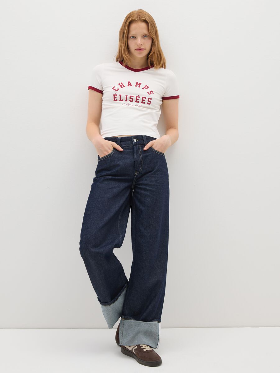 T-shirt in cotone elasticizzato bianca regular fit con dettagli rossi_1