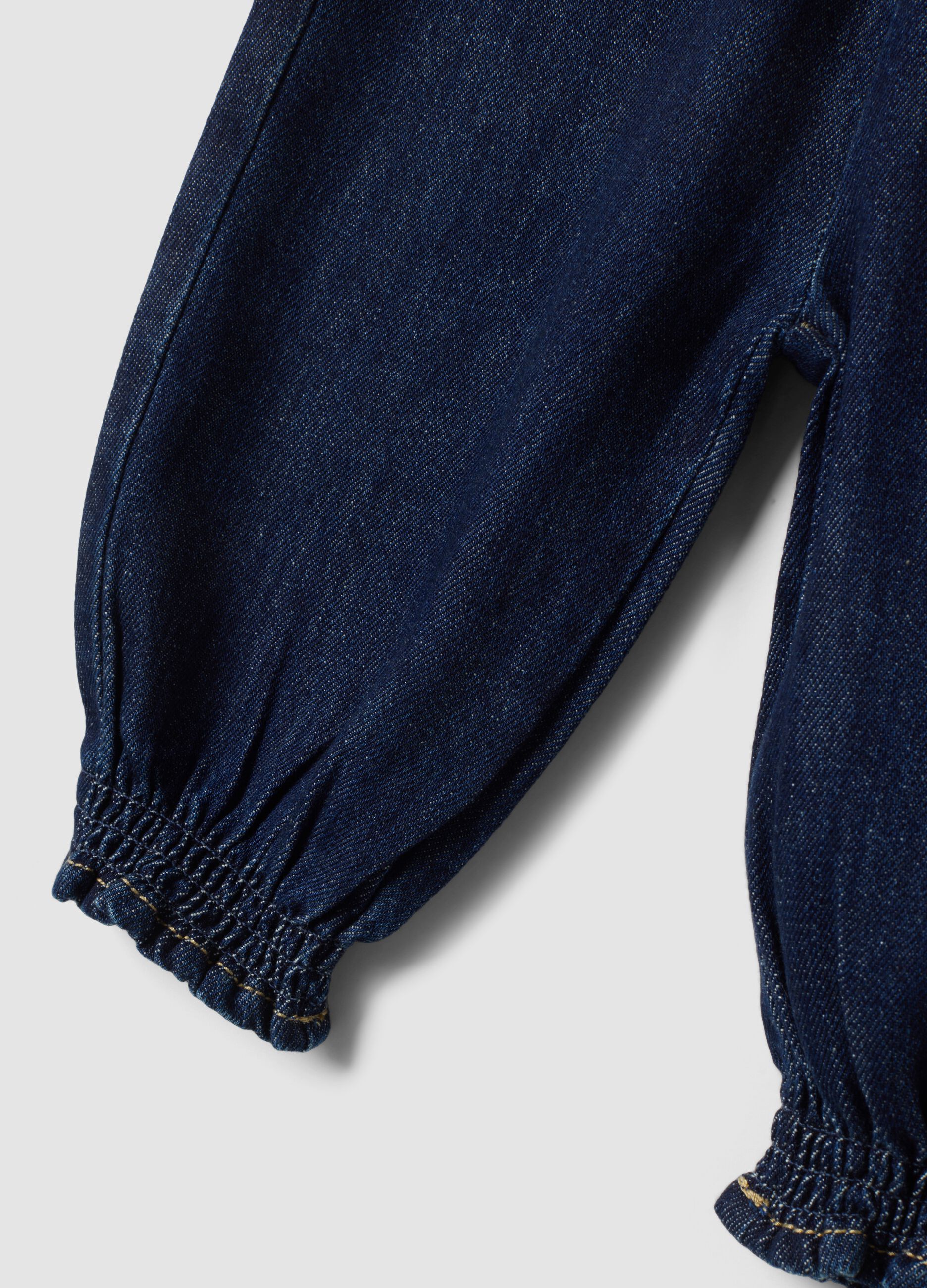 Jogger denim blu in misto cotone e viscosa con ricami floreali comfort fit